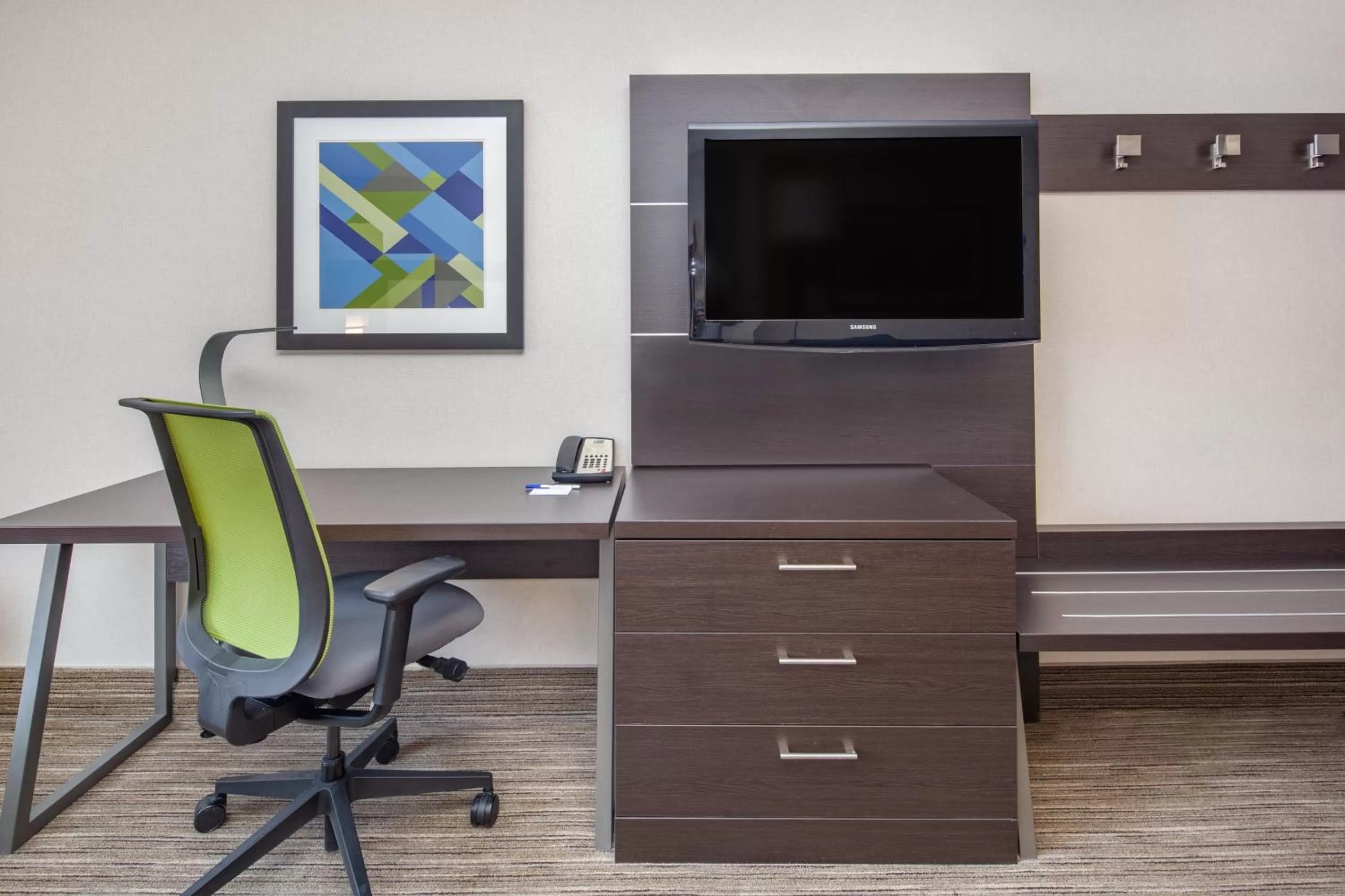 Bedroom in Holiday Inn Express Hotel & Suites Bishop by IHG