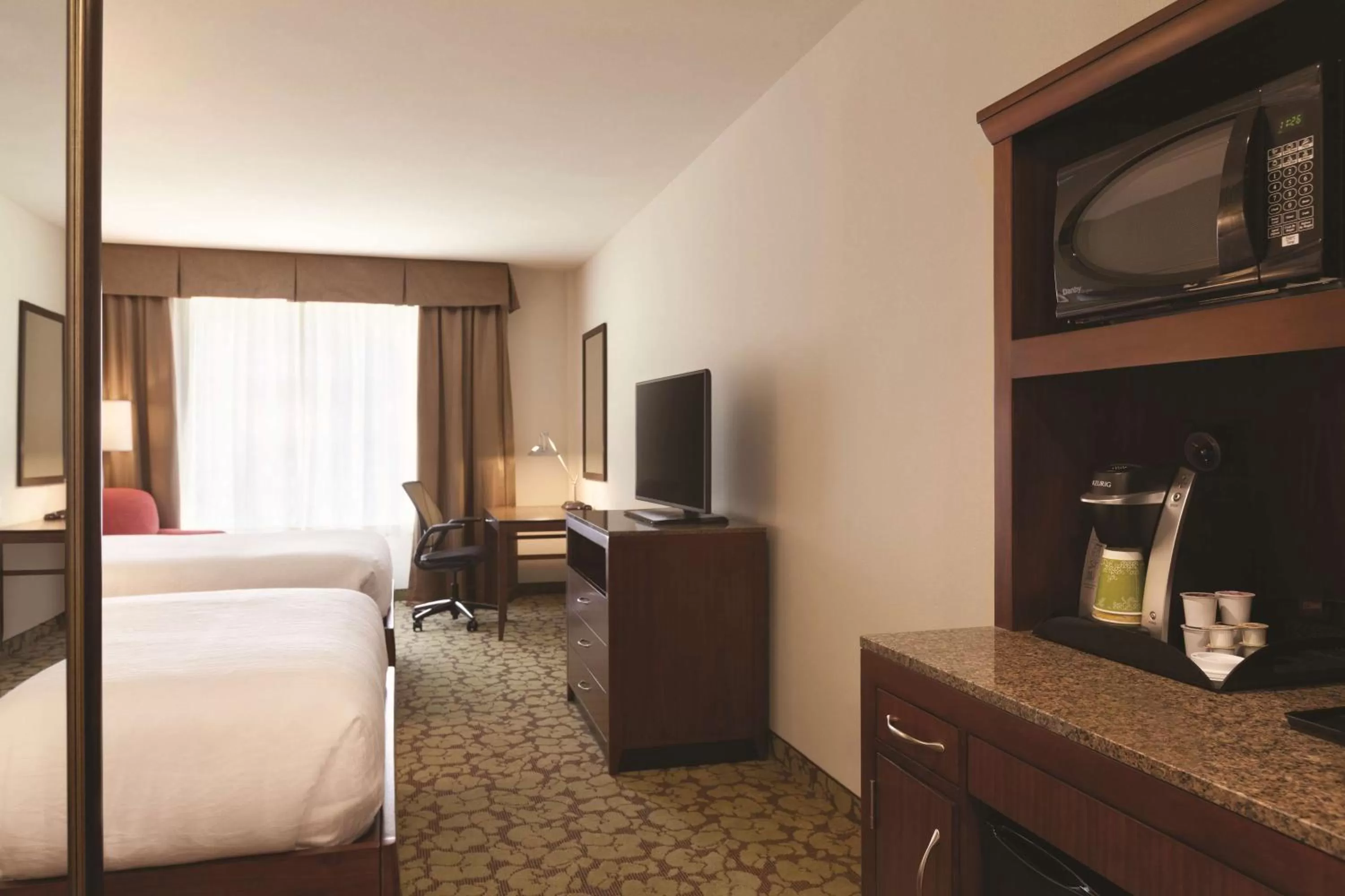 Bedroom, Bed in Hilton Garden Inn Boston Logan Airport