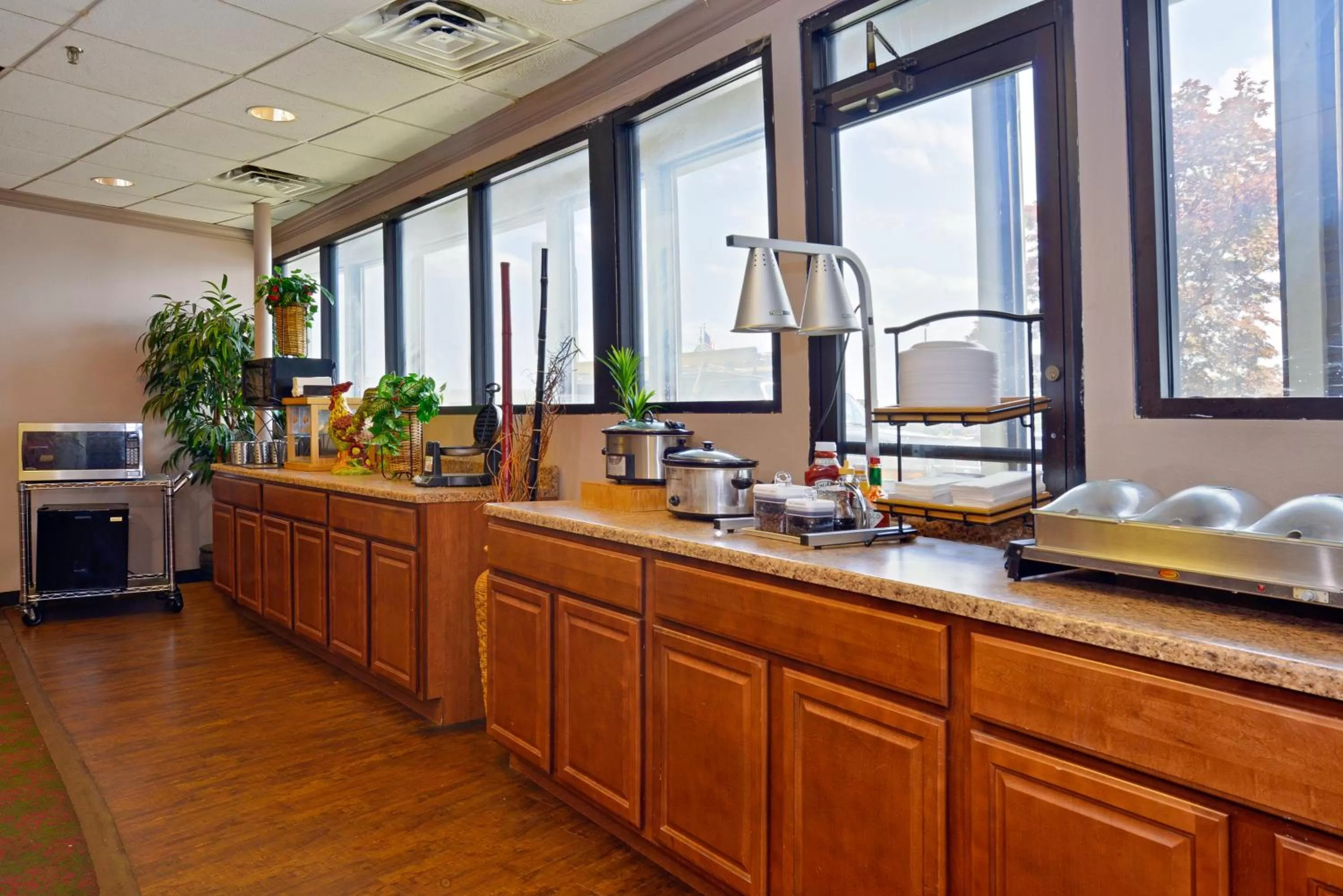 Restaurant/places to eat in Lamplighter Inn-South