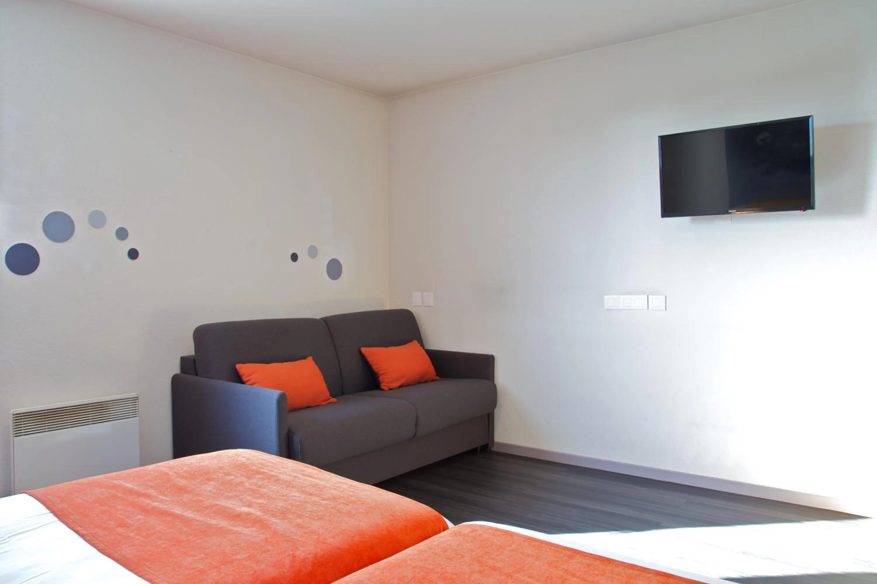 cot in Aka Lodge Lyon Eurexpo Arena Stadium