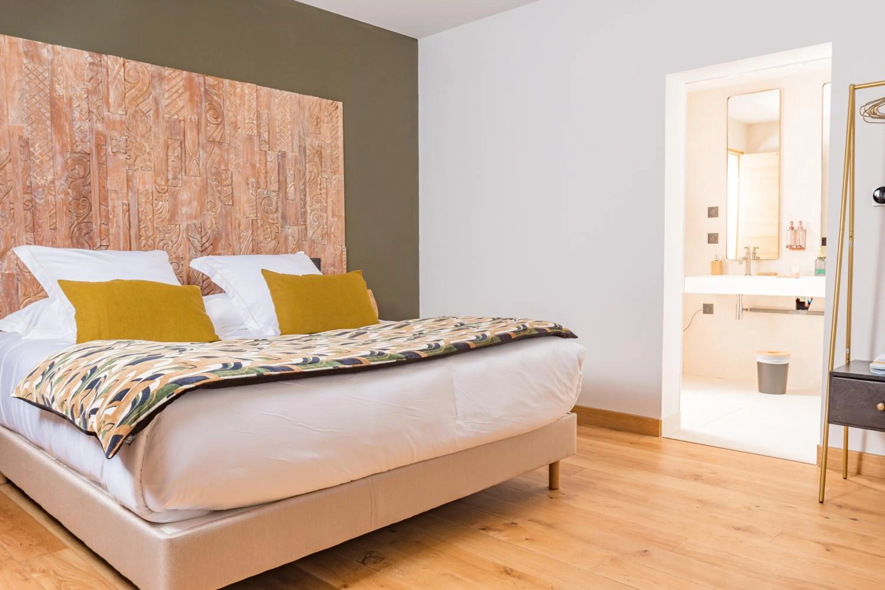 Bed in Hôtel Le Saint Remy & Spa