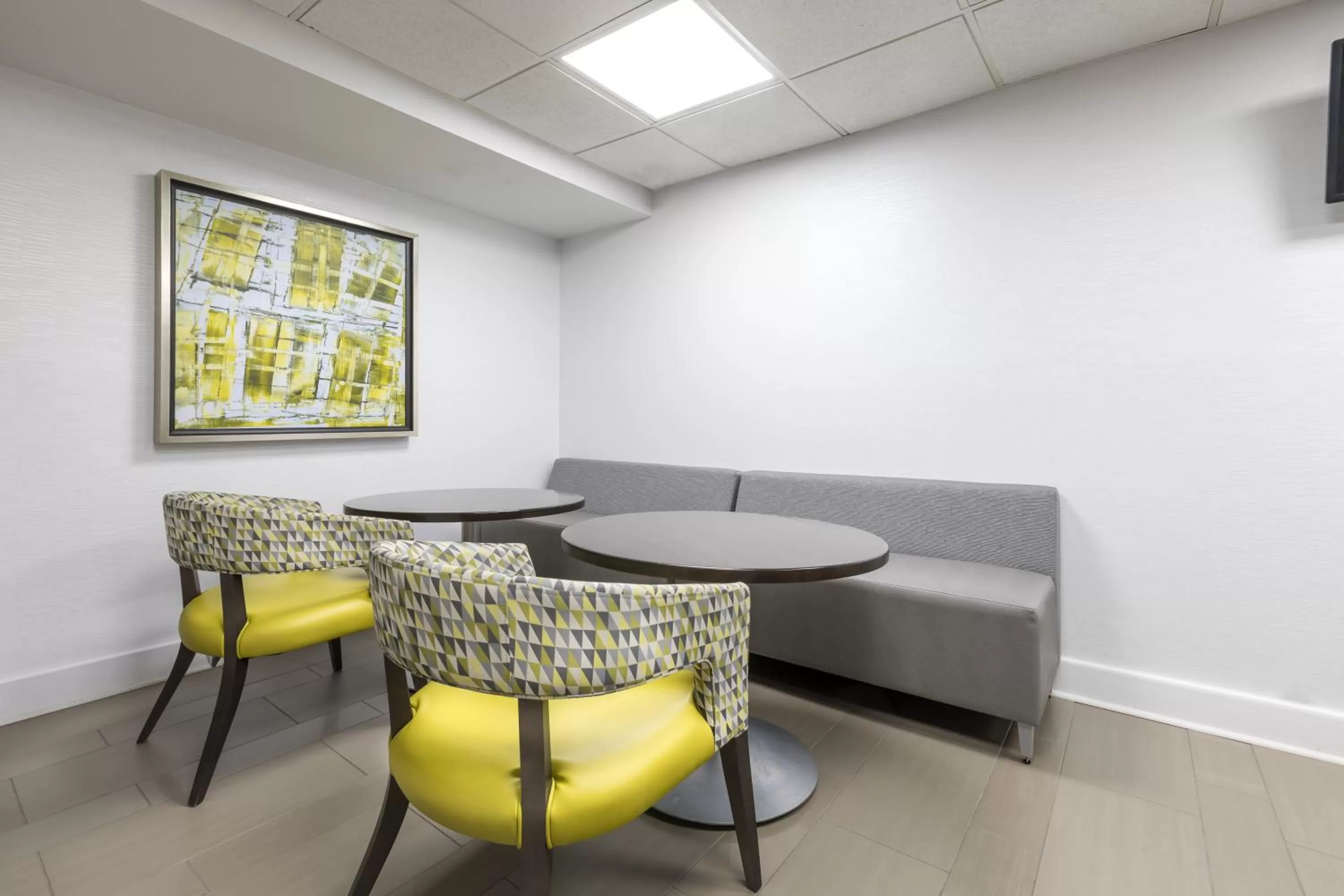 Communal lounge/ TV room in Country Inn & Suites by Radisson Asheville Downtown Tunnel Road