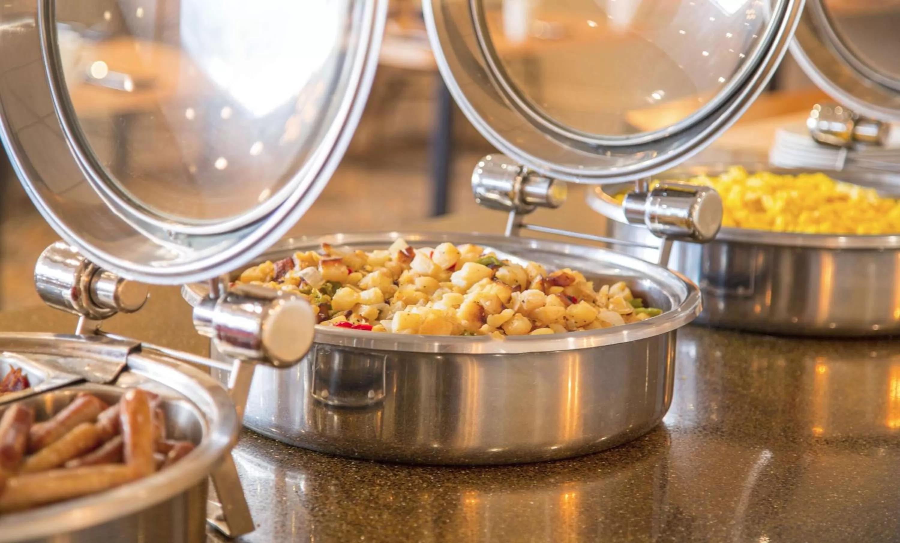 Dining area in DoubleTree by Hilton Chicago - Oak Brook