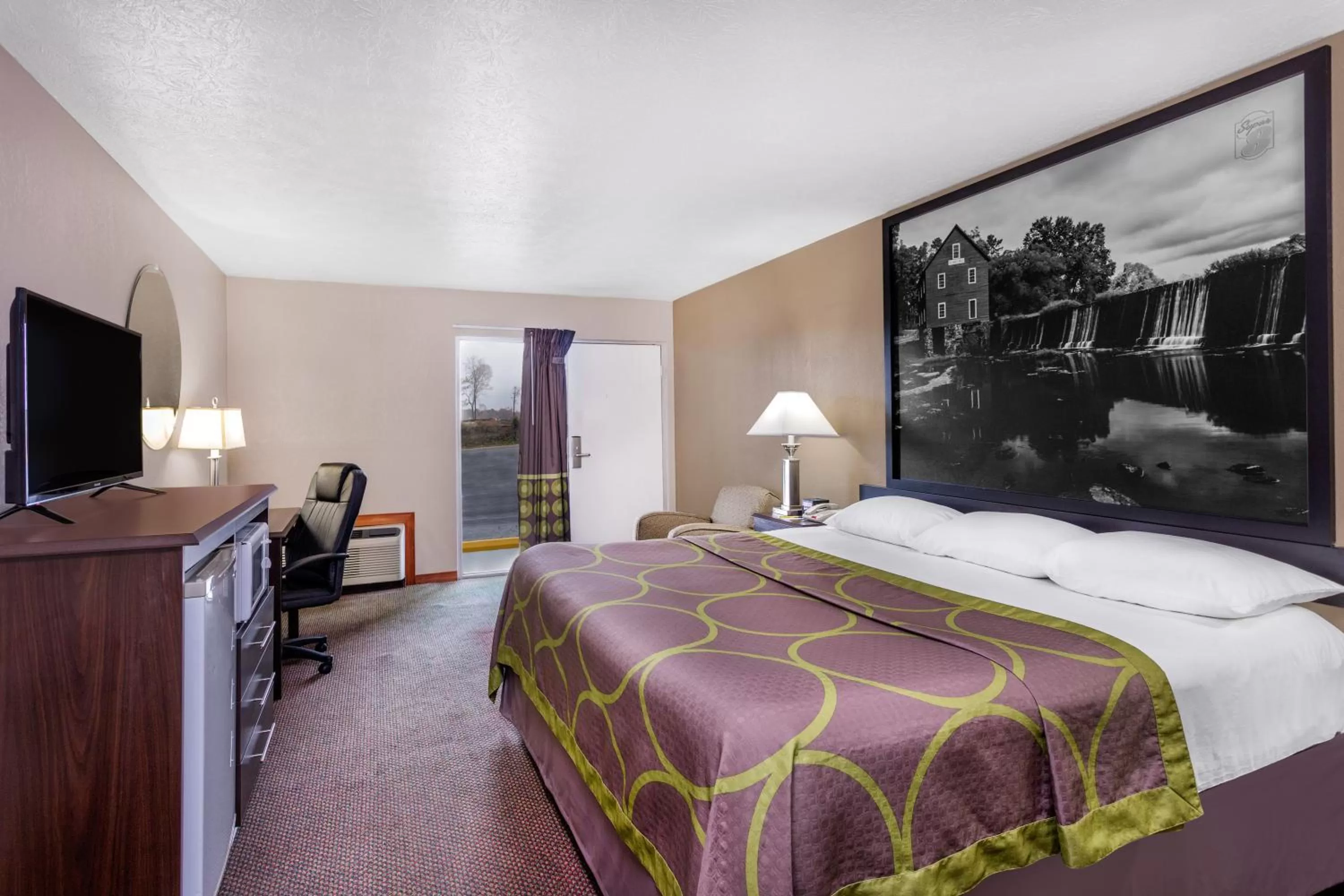 Bedroom, Bed in Super 8 by Wyndham Locust Grove