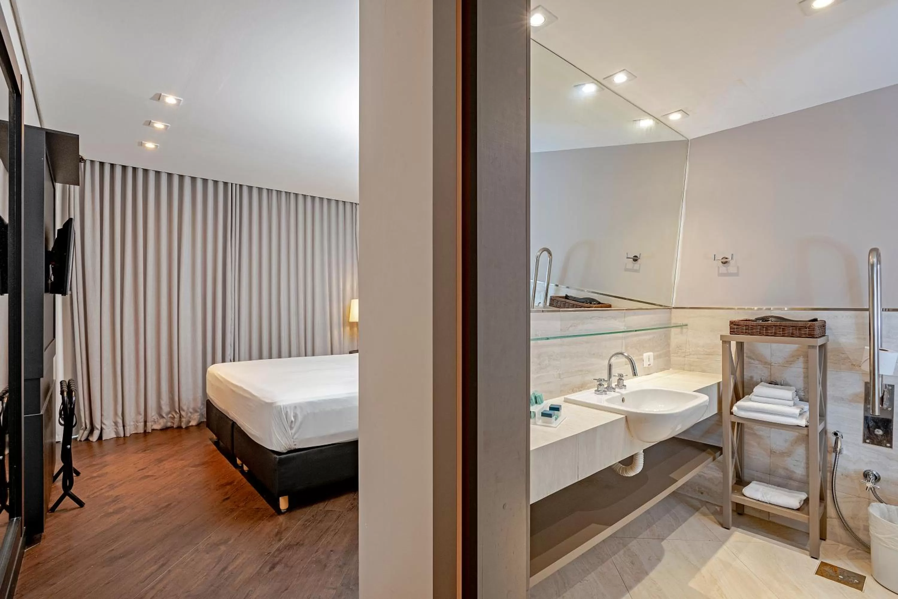 Bathroom, Bed in Slaviero Baia Norte Florianópolis