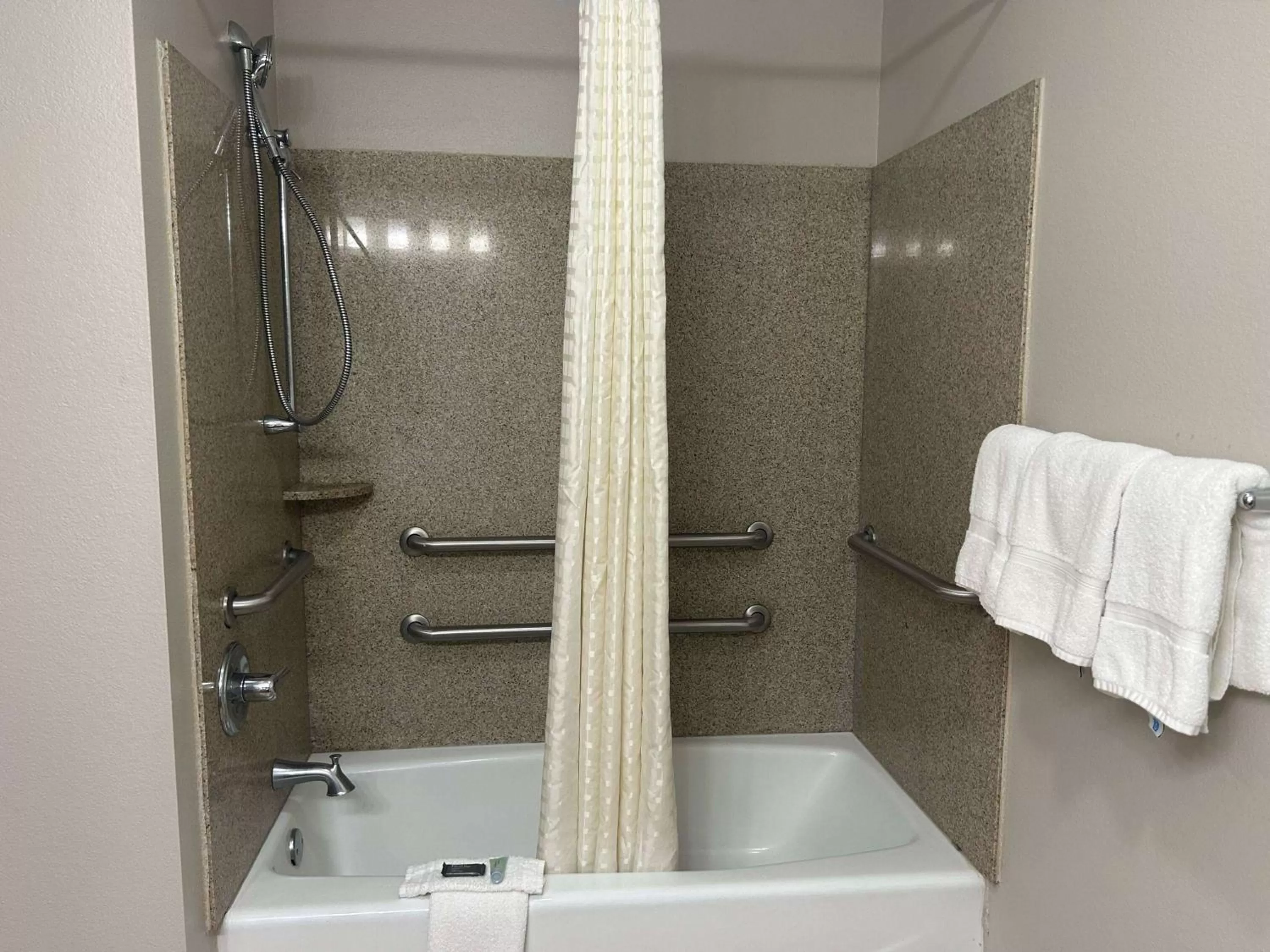 King Room with Mobility/Hearing Access and Bathtub with Grab Bars, Non-Smoking in Days Inn by Wyndham Baton Rouge I-10