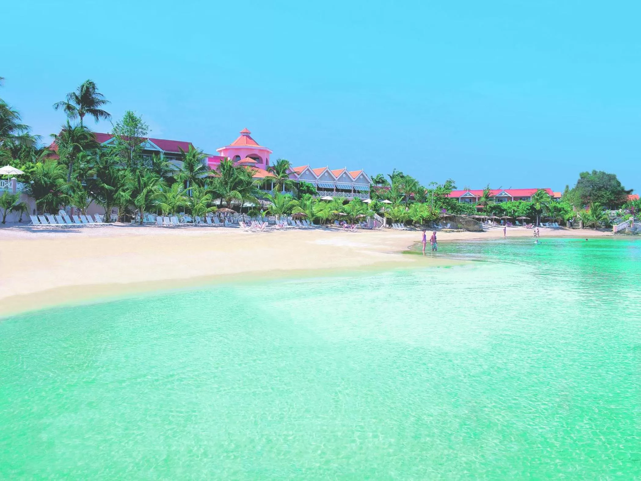 Beach in Coco Reef Resort & Spa