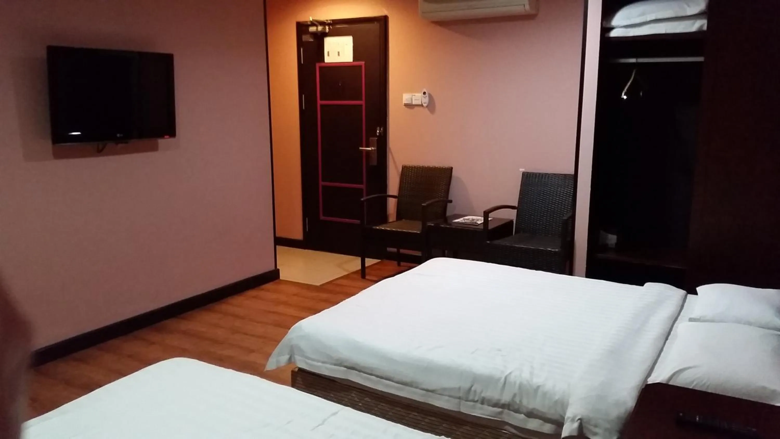 Bedroom, Bed in Hotel Sadong88