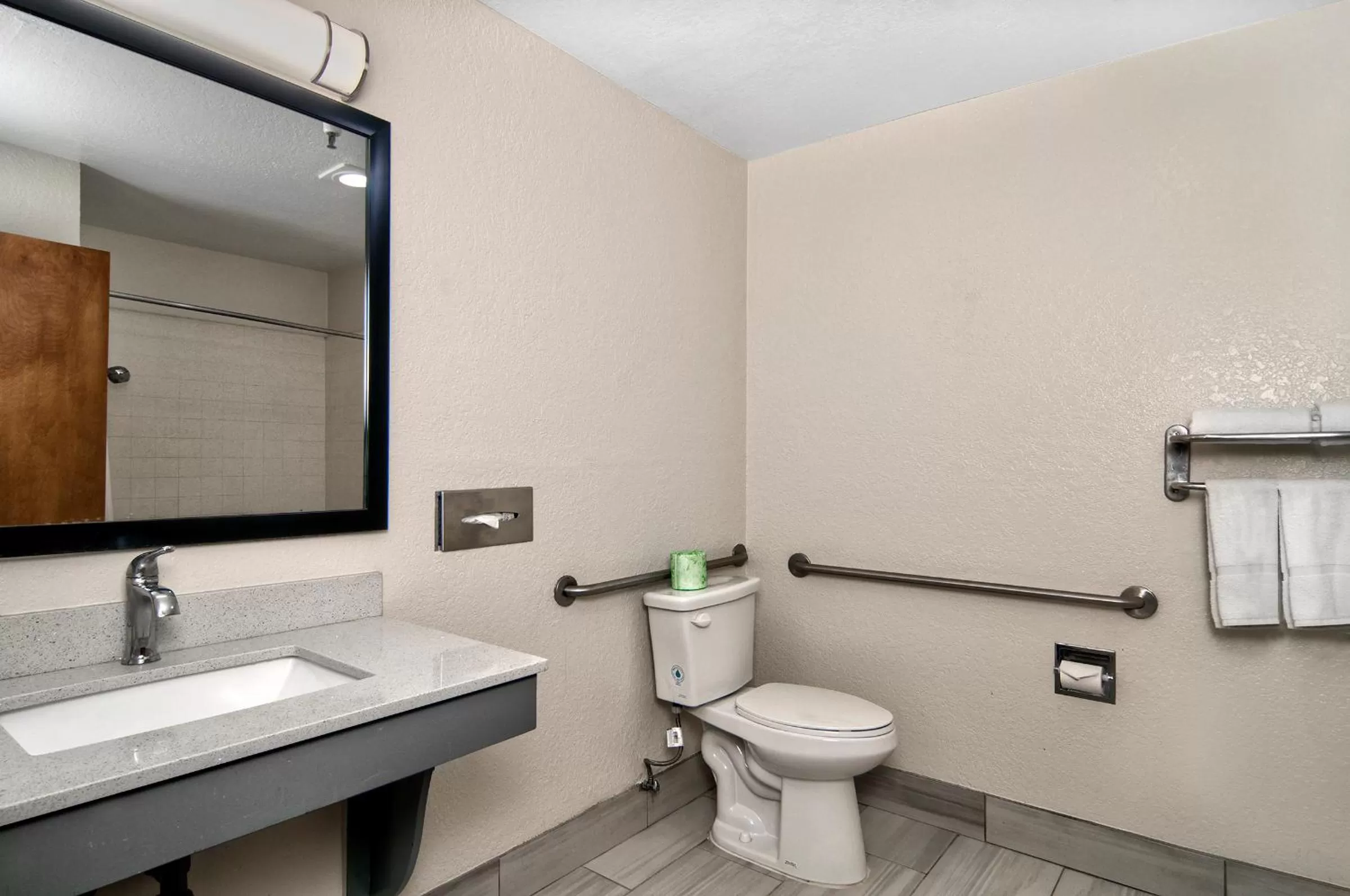 Toilet in Quality Inn & Suites South San Jose - Morgan Hill