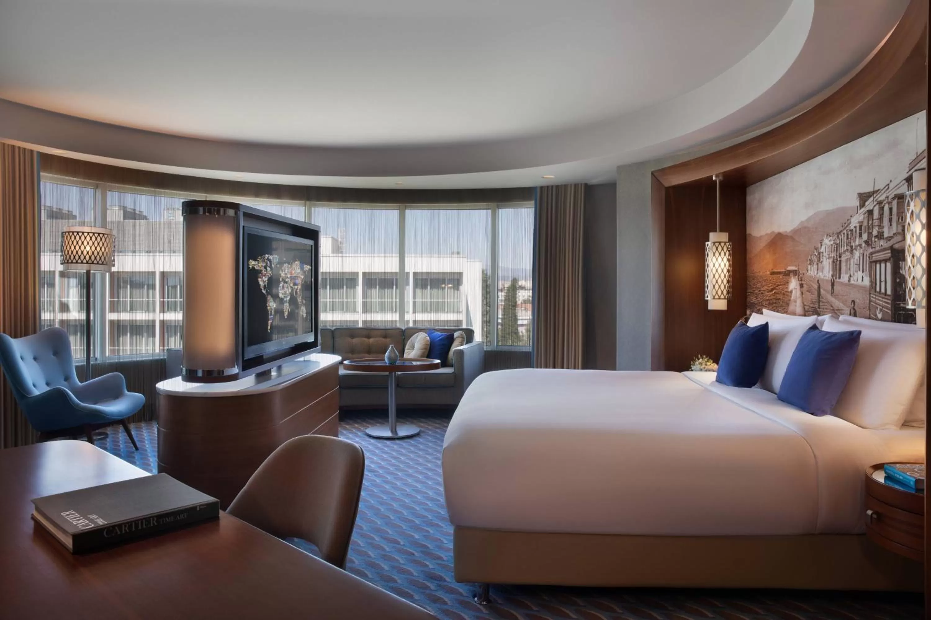 Photo of the whole room, Bed in Renaissance Izmir Hotel