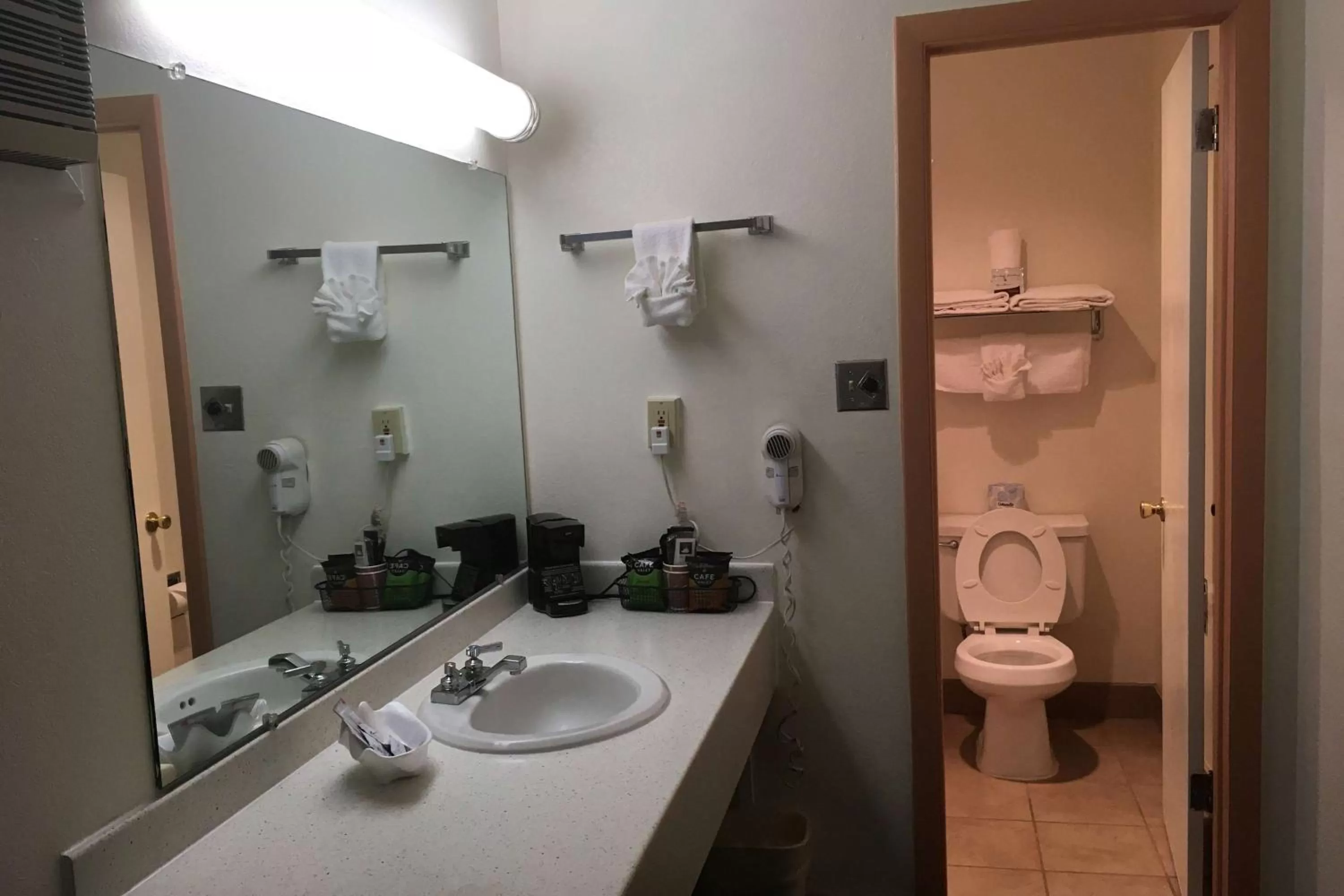 TV and multimedia, Bathroom in Howard Johnson by Wyndham Raton