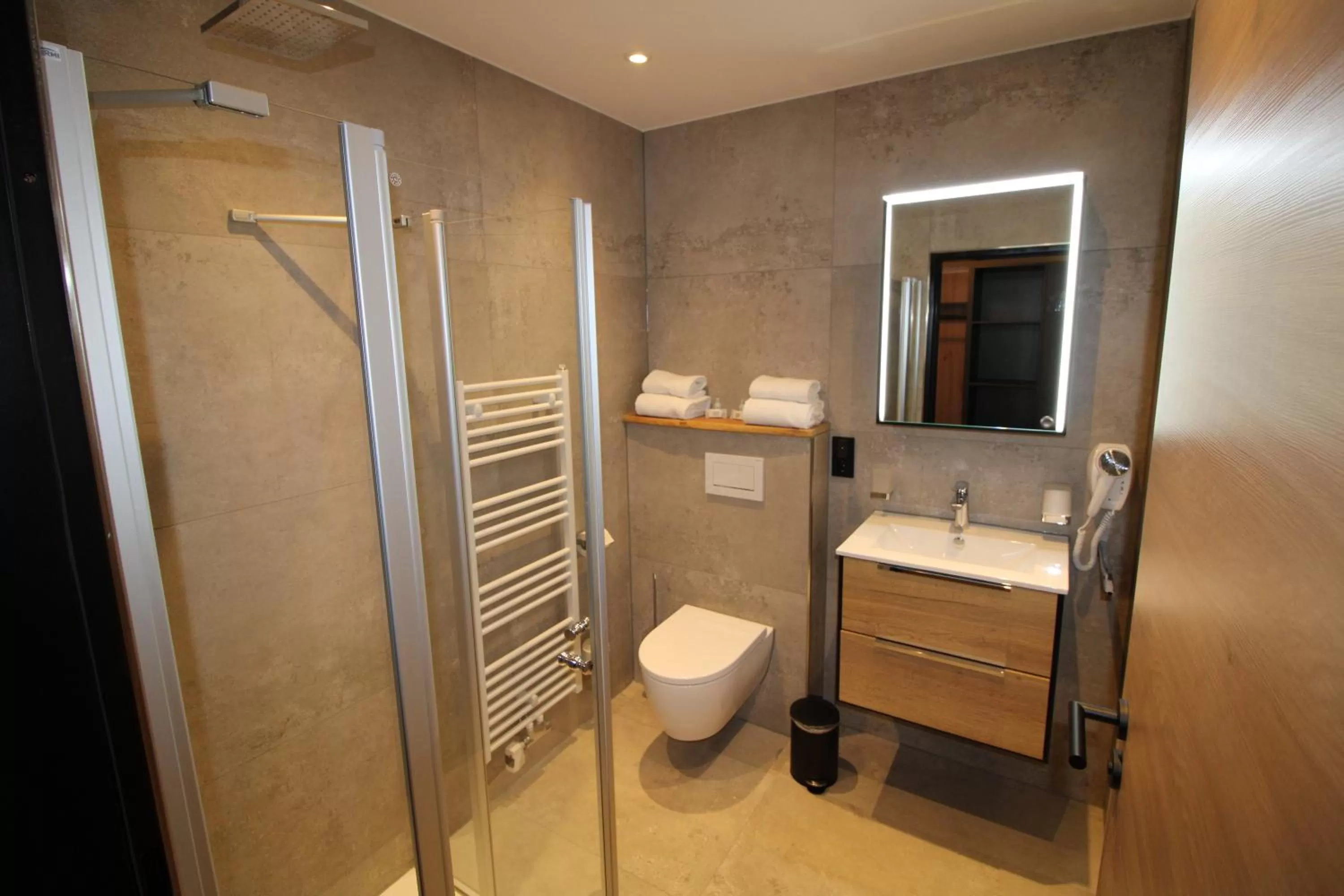 Shower in DER Hirsch Hotel