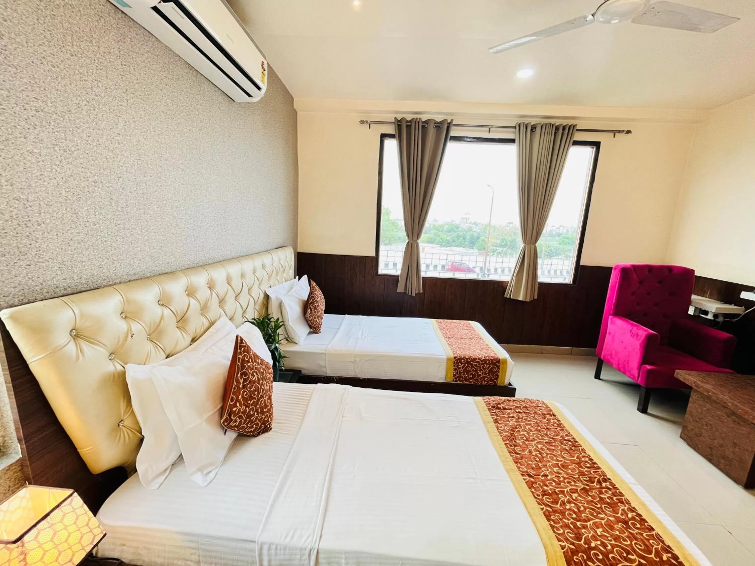 Bed in Hotel The Leaf - Gomti Nagar Lucknow