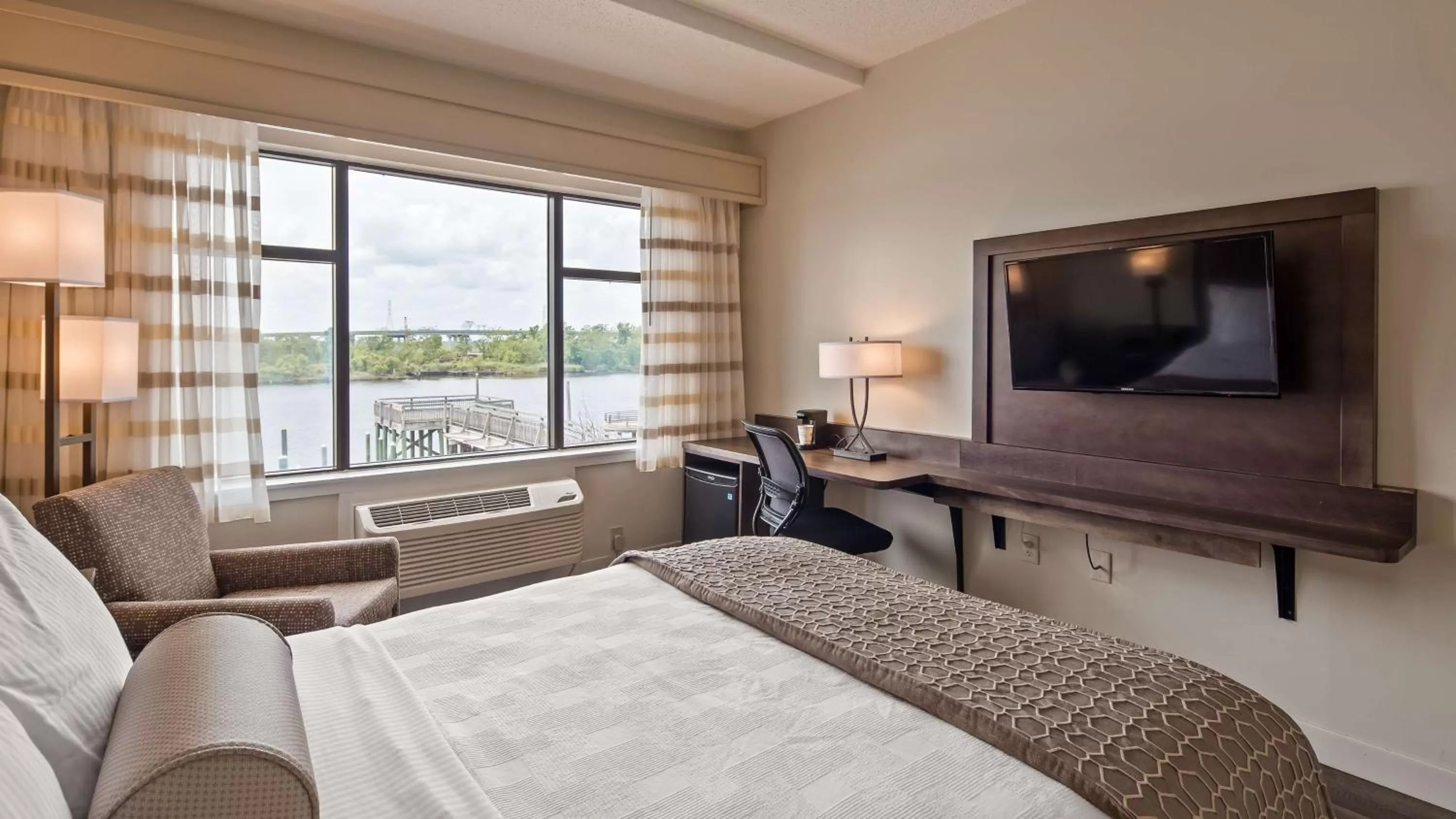 Photo of the whole room, Bed in Best Western Plus Coastline Inn