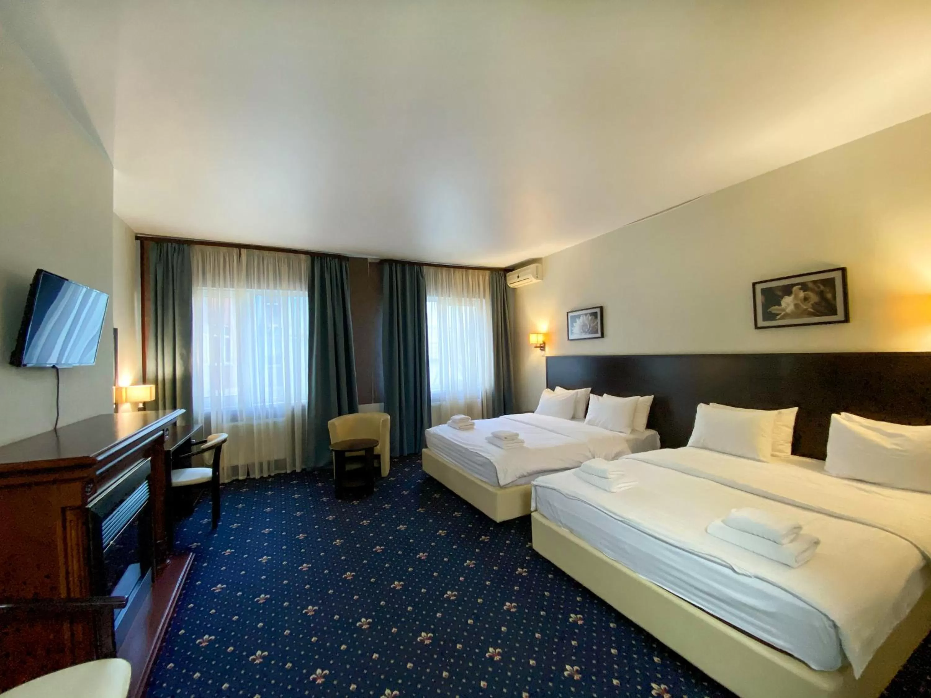 Photo of the whole room, Bed in irisHotels