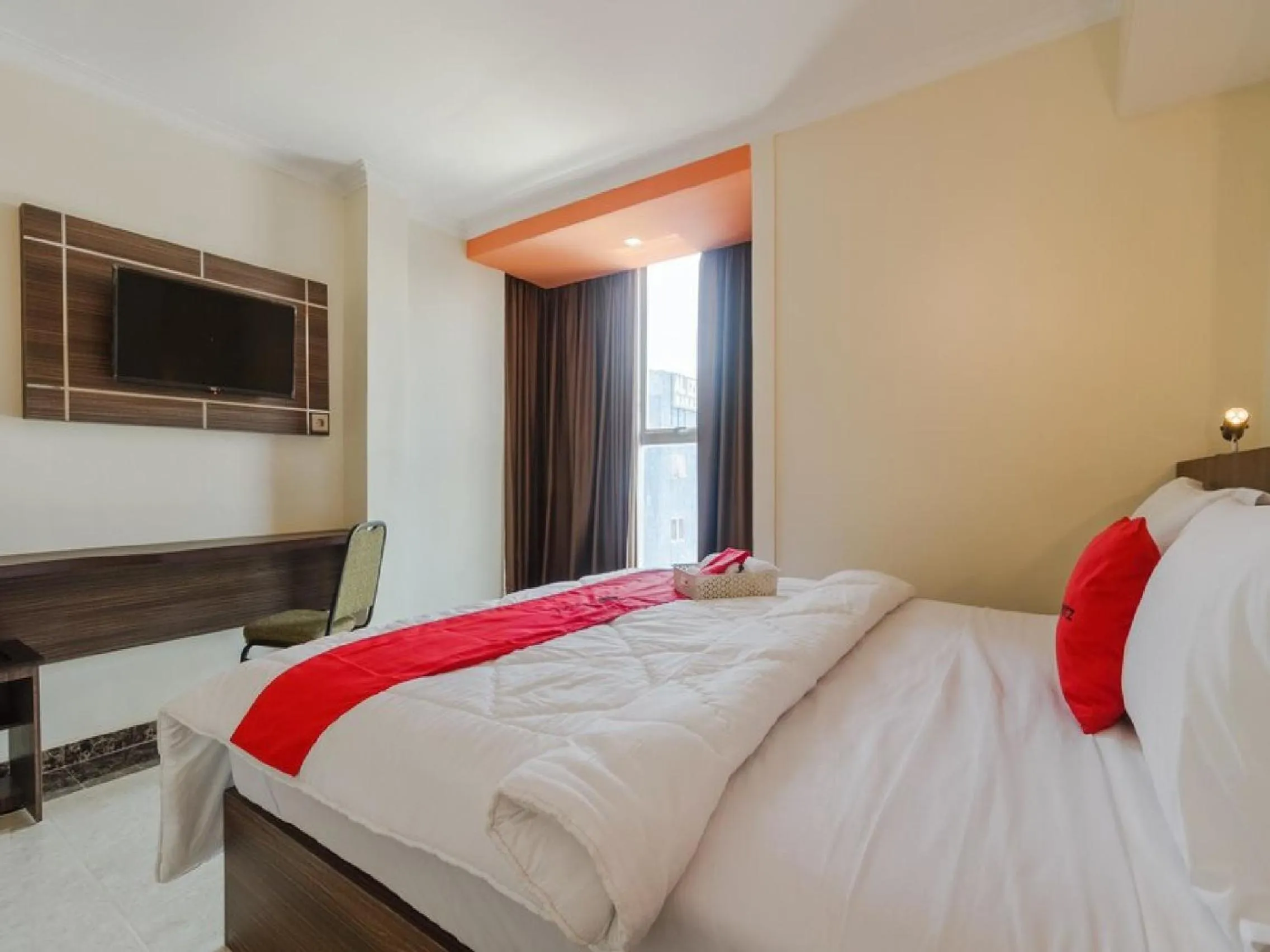 Bedroom, Bed in RedDoorz Plus at Boulevard Panakkukang Makassar