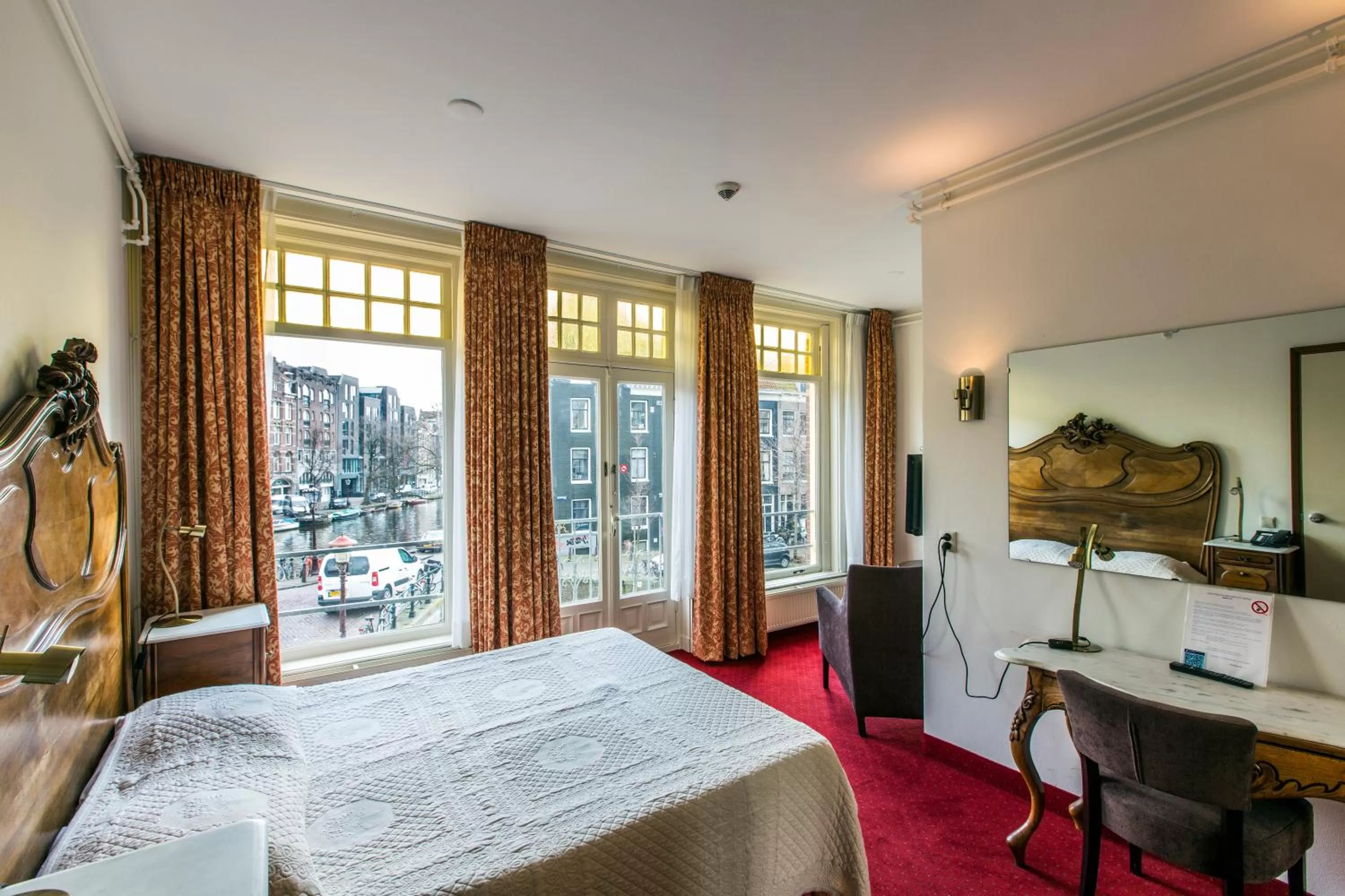 Photo of the whole room, Bed in Amsterdam Wiechmann Hotel