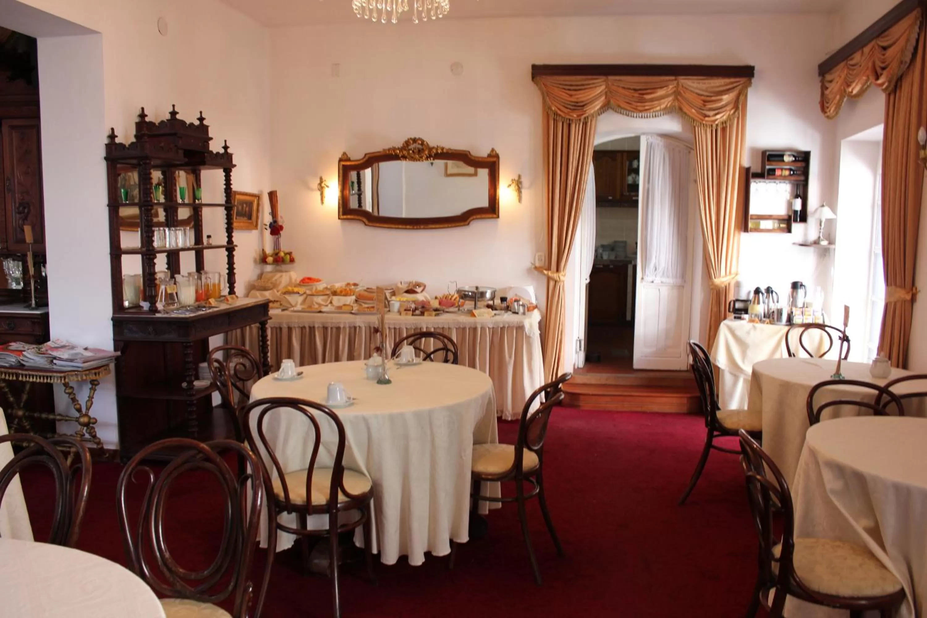 Restaurant/places to eat in El Hotel de Su Merced
