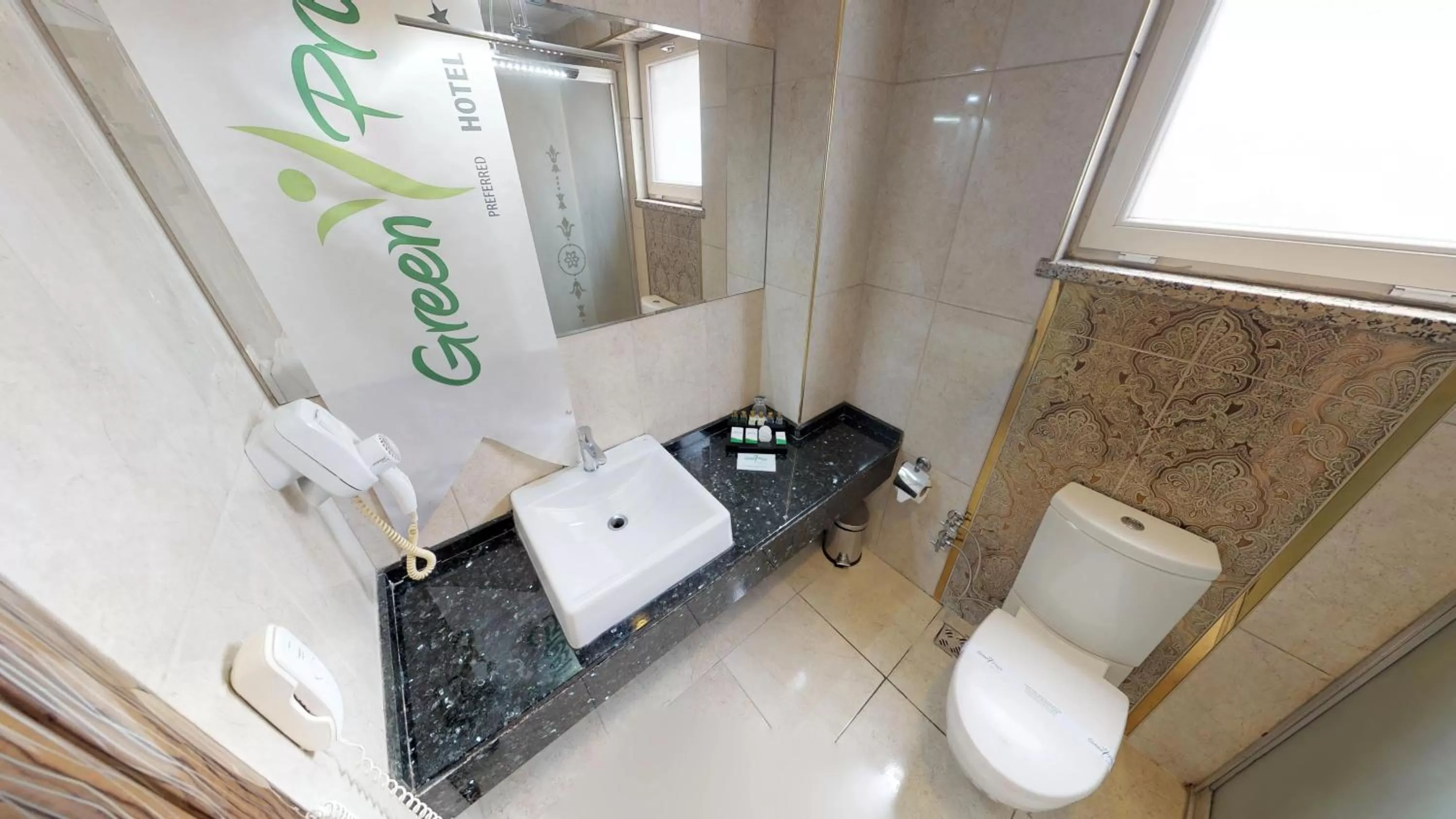 Shower in Green Prusa Hotel