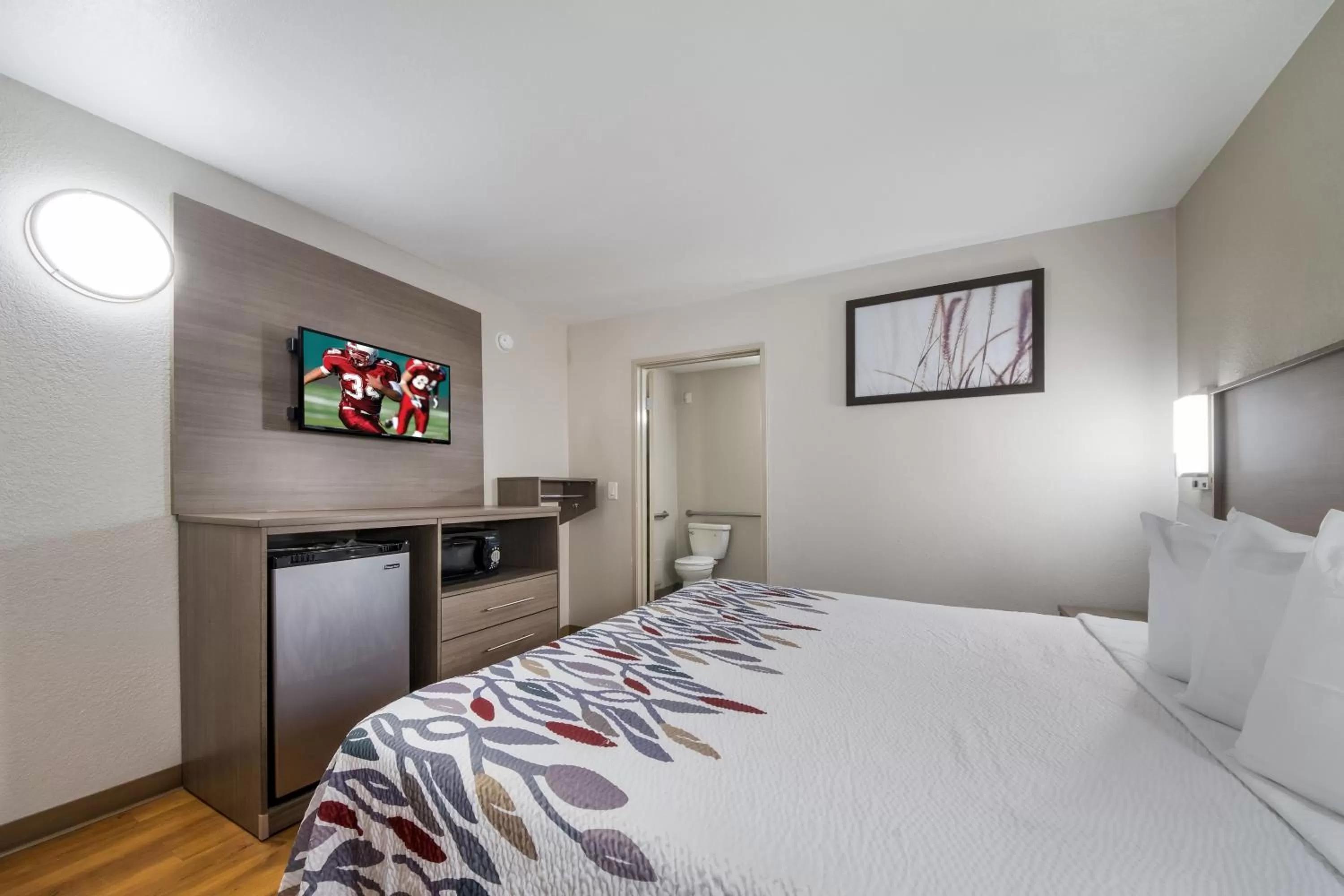 Photo of the whole room, Bed in Red Roof Inn San Antonio E - Frost Bank Center