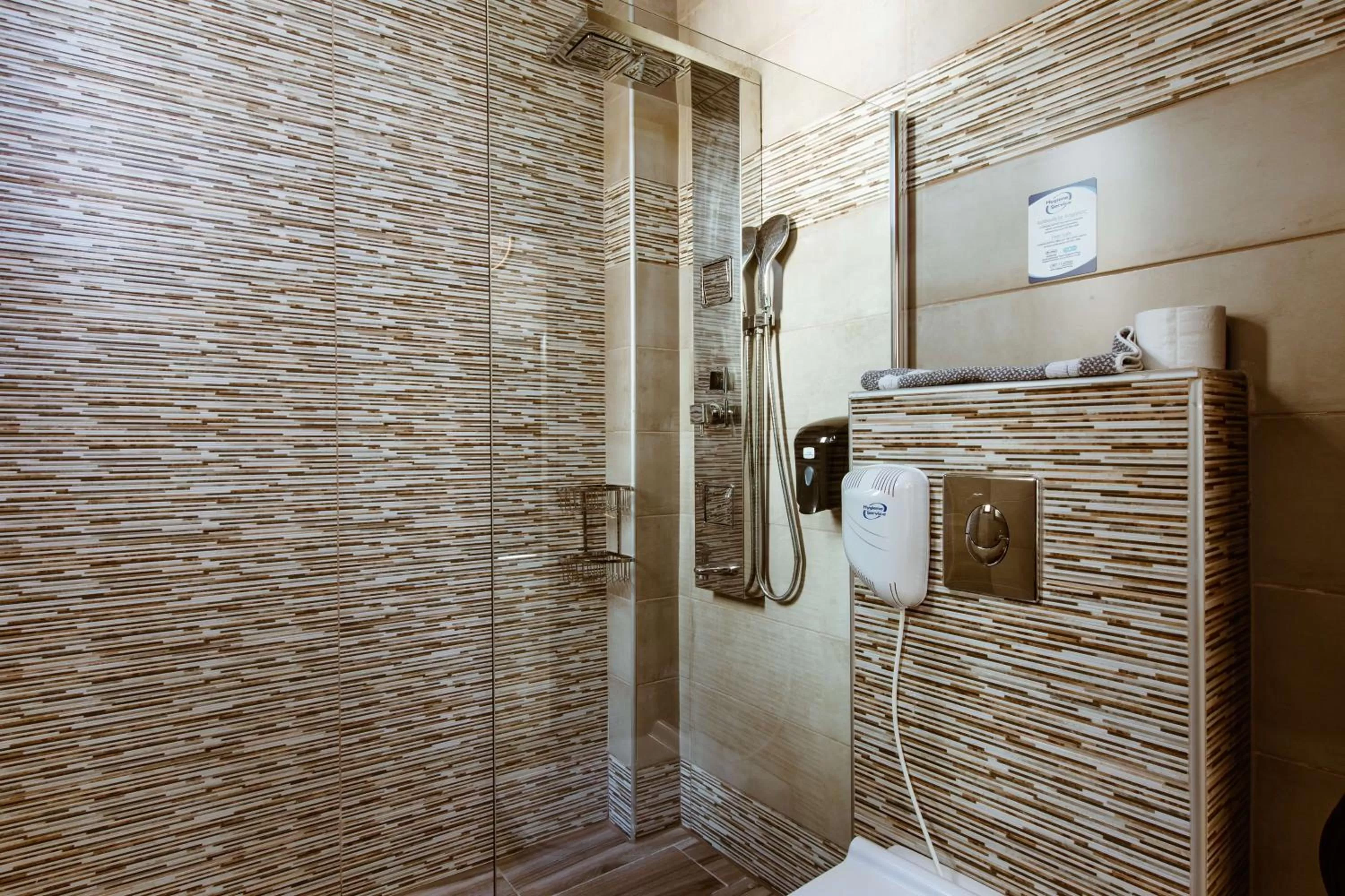Shower in Deluxe Hotel