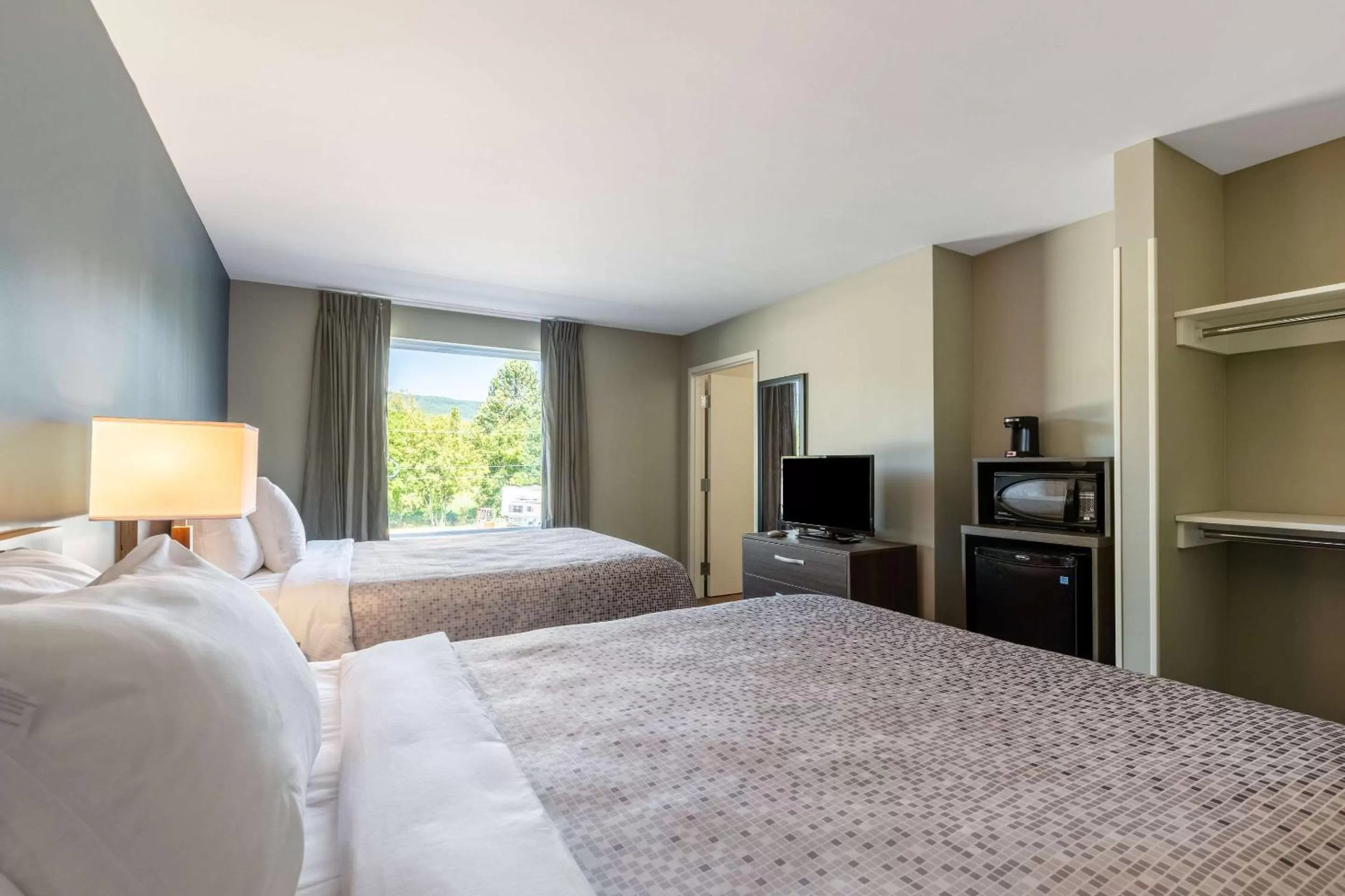 Photo of the whole room, Bed in Econo Lodge Dayton North