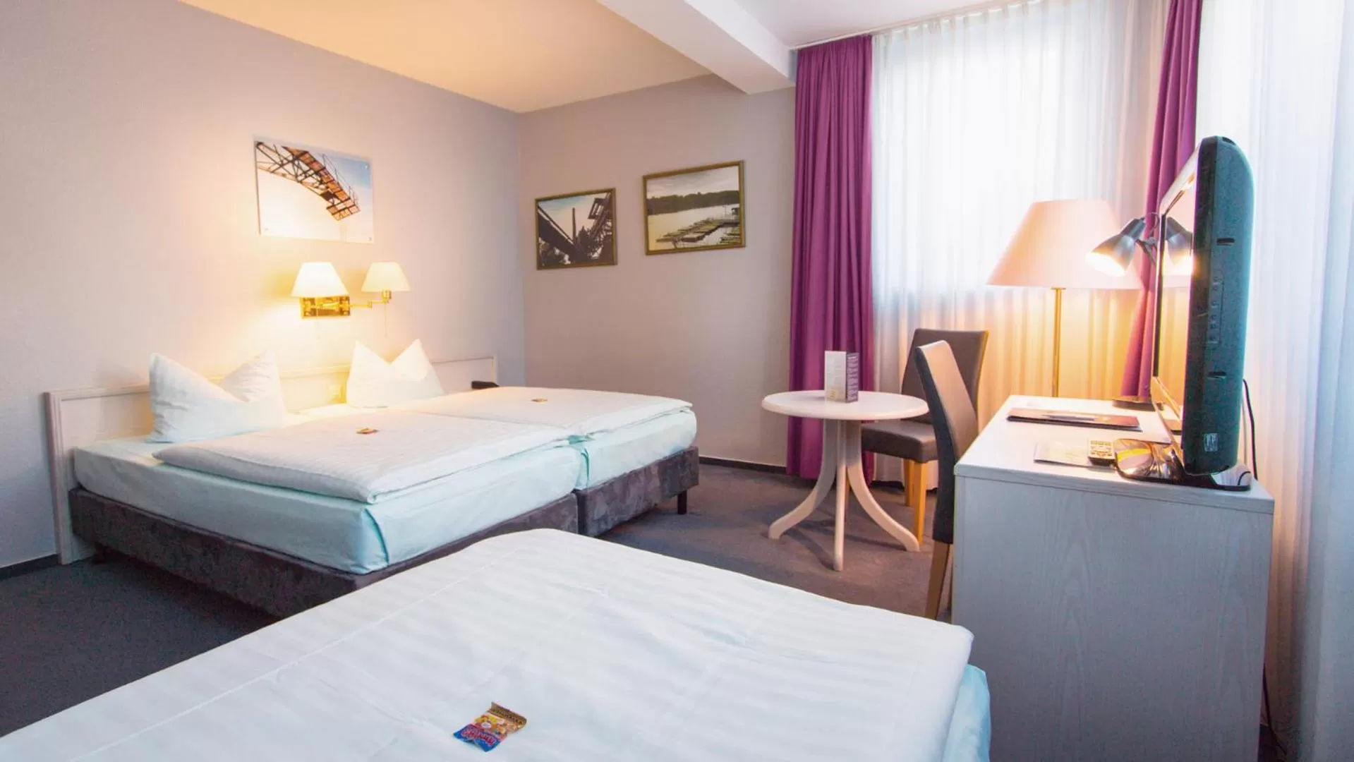 Photo of the whole room, Bed in Excelsior Bochum