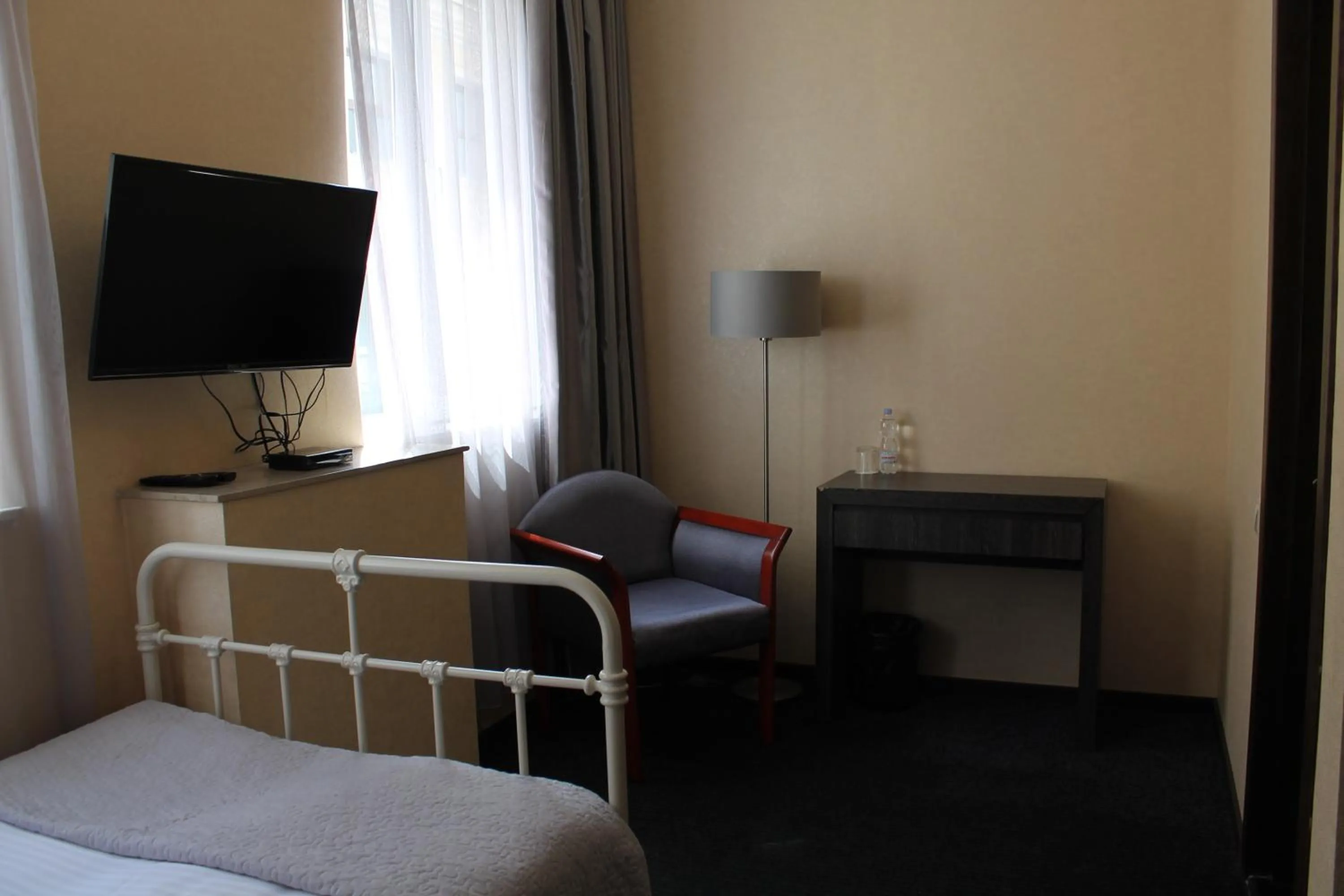 Bed in Redline Hotel