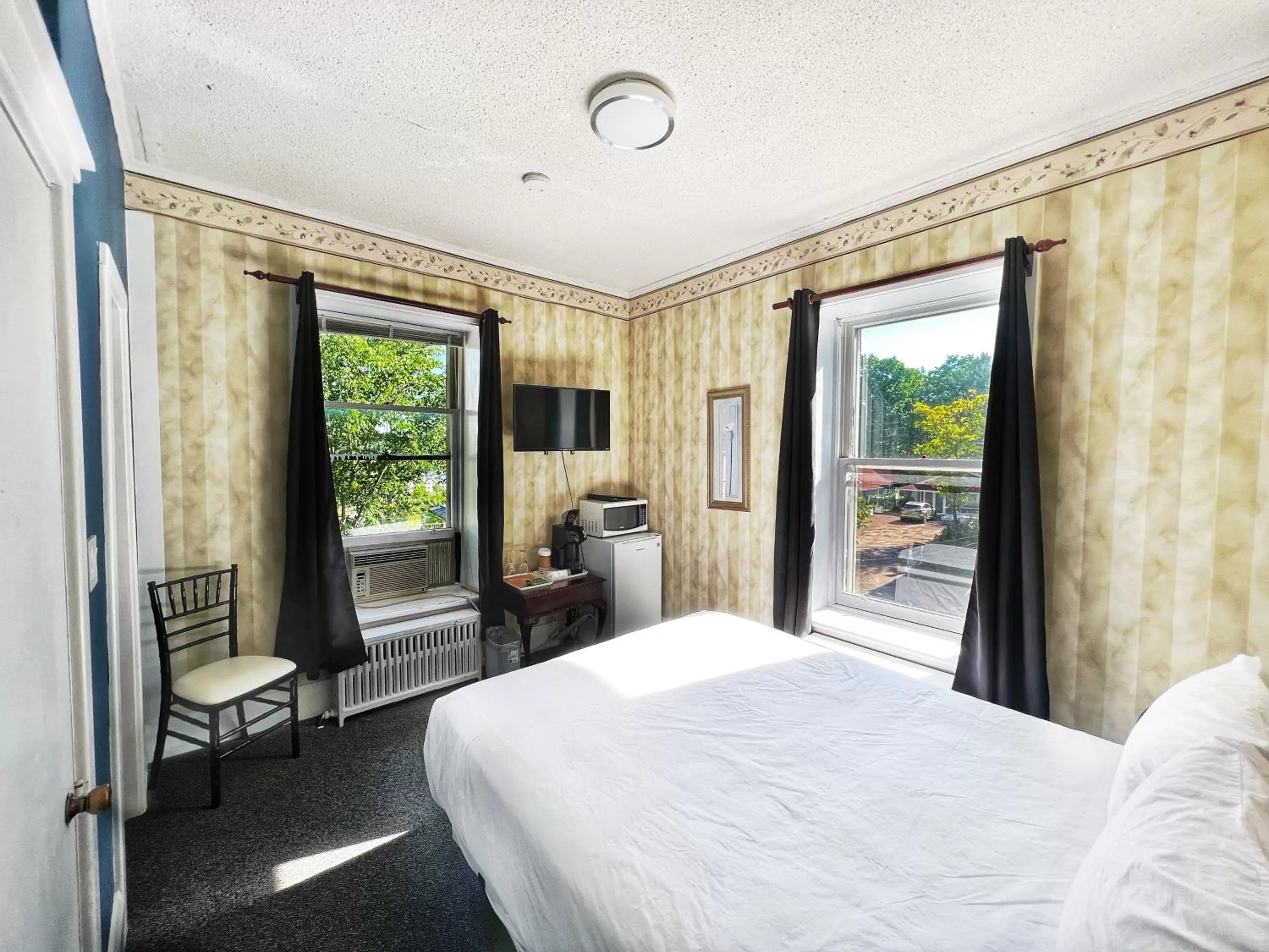 Bed in Inn at the Falls