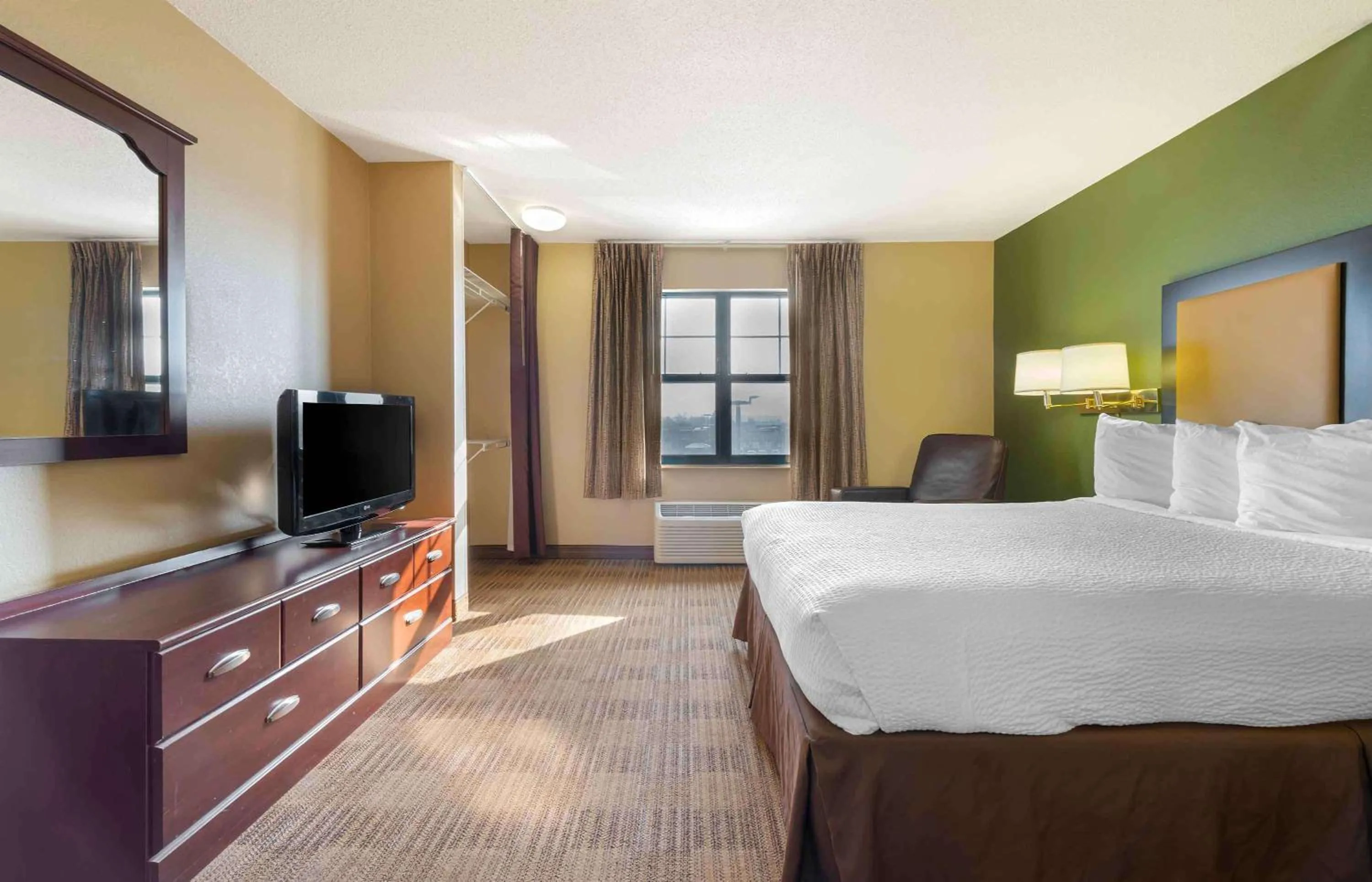 Photo of the whole room, Bed in MainStay Suites Rochester South Mayo Clinic