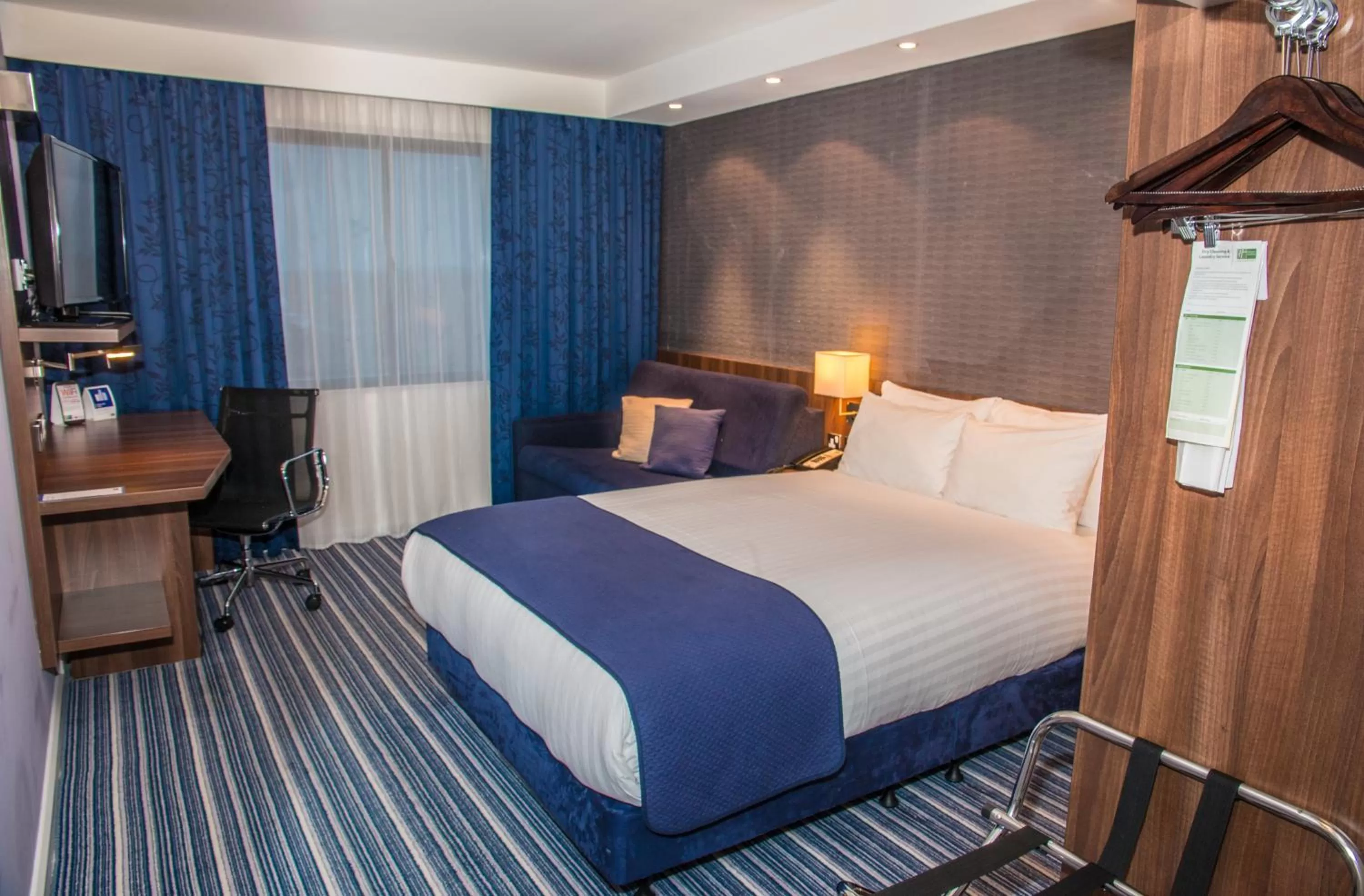 Photo of the whole room, Bed in Holiday Inn Express London Heathrow T5 by IHG