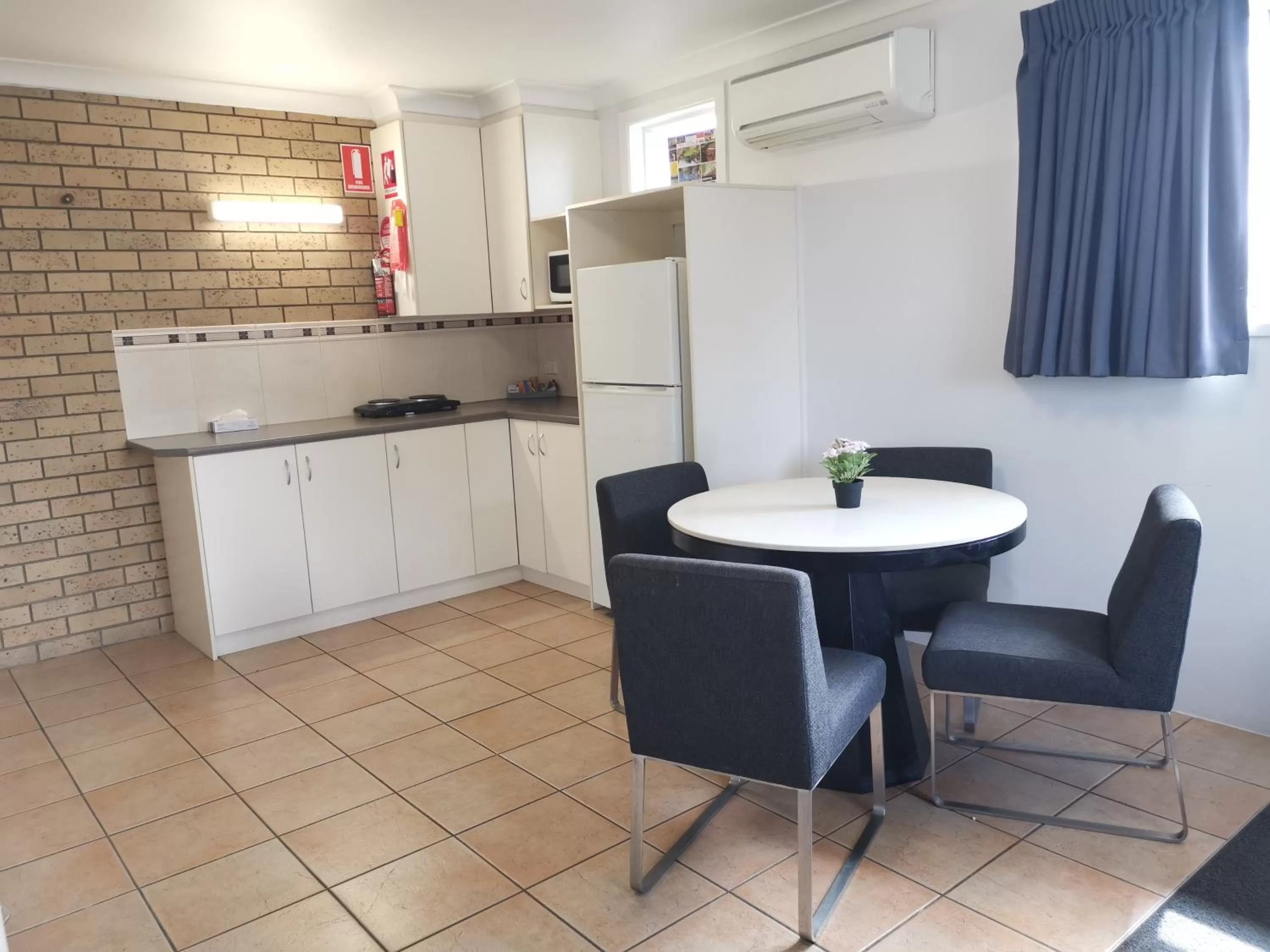 Kitchen or kitchenette in Leichhardt Motor Inn
