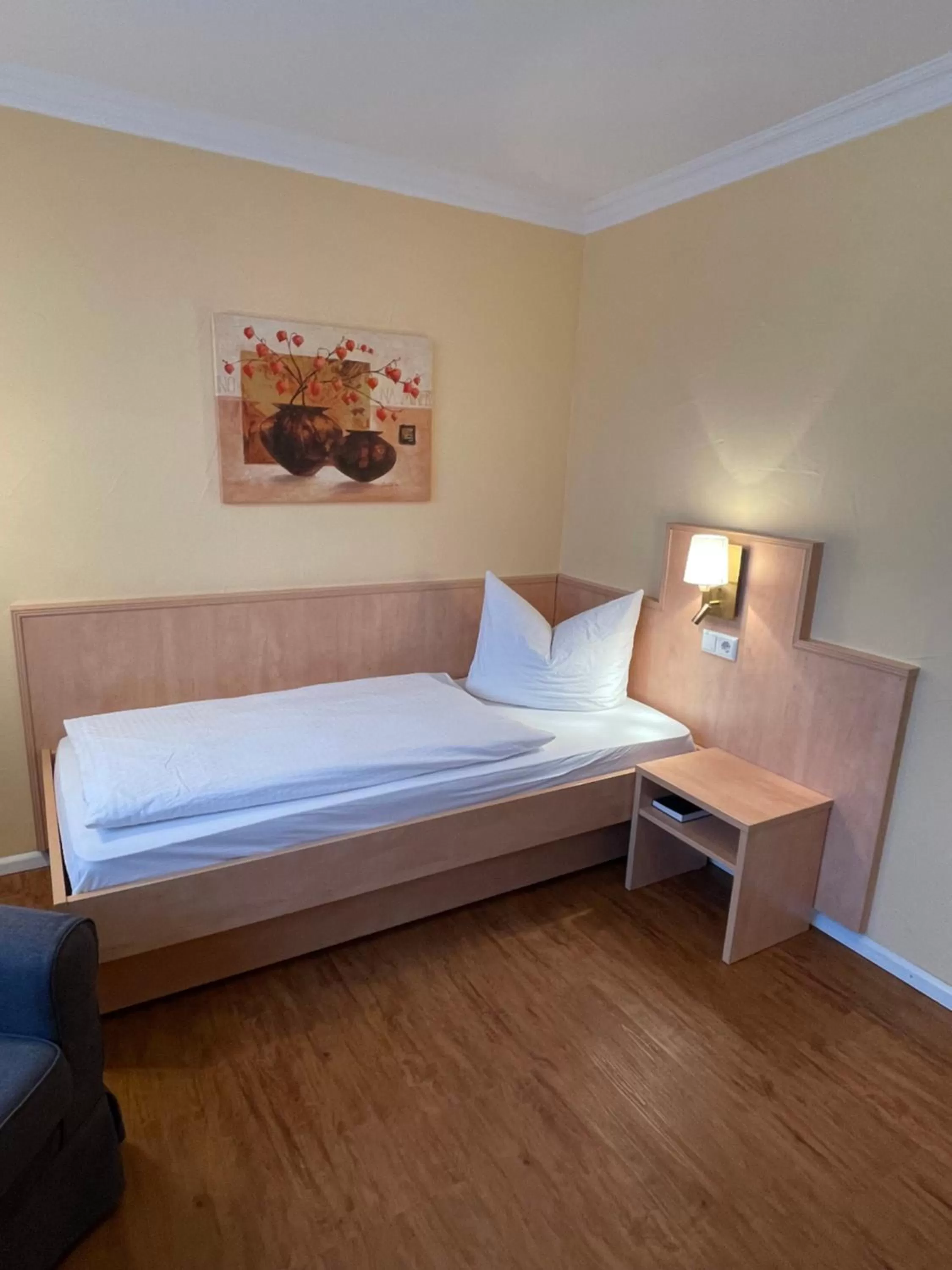 Photo of the whole room, Bed in zum Schwanen Garni