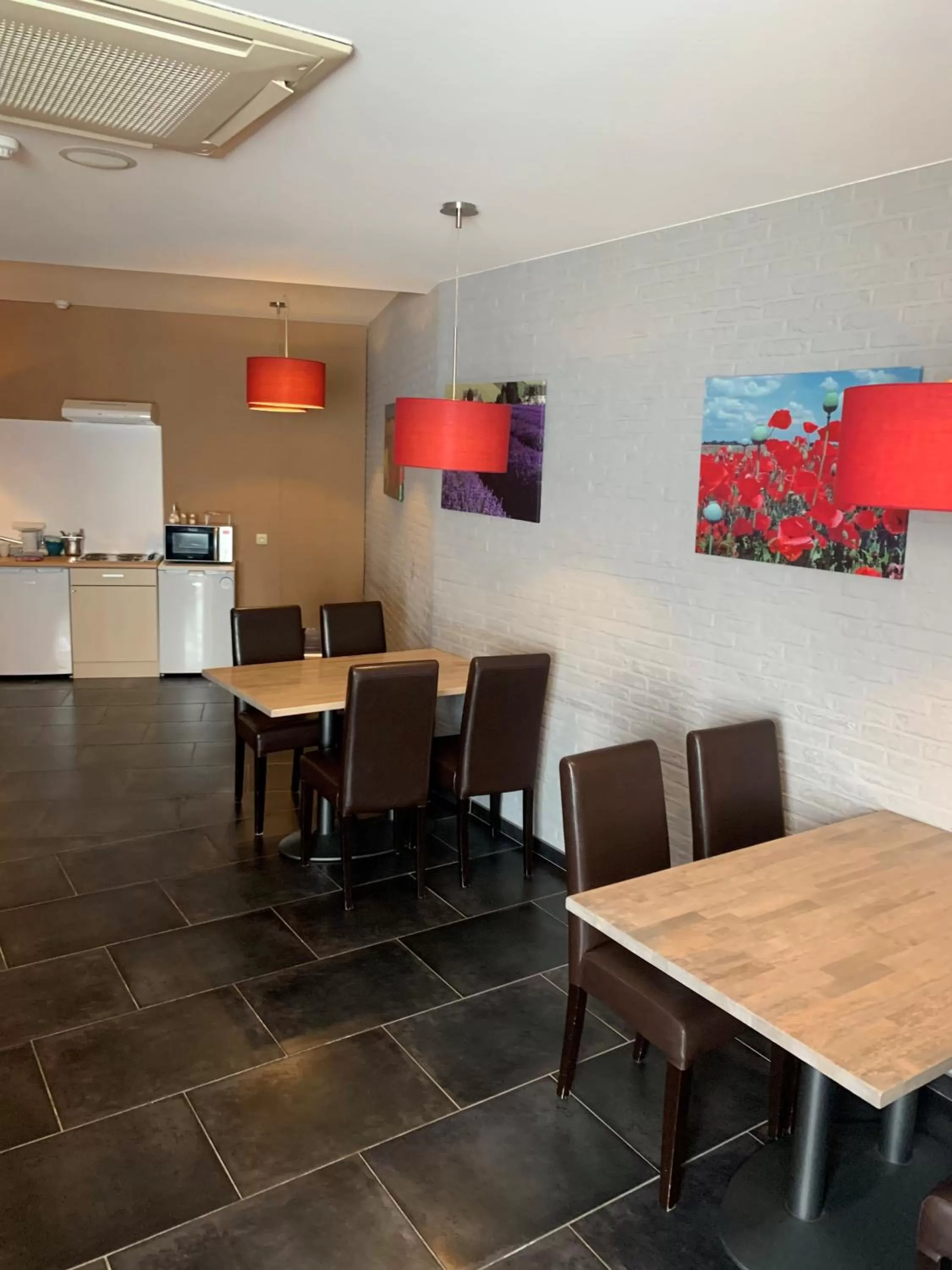 Communal kitchen, Dining Area in Value Stay Menen