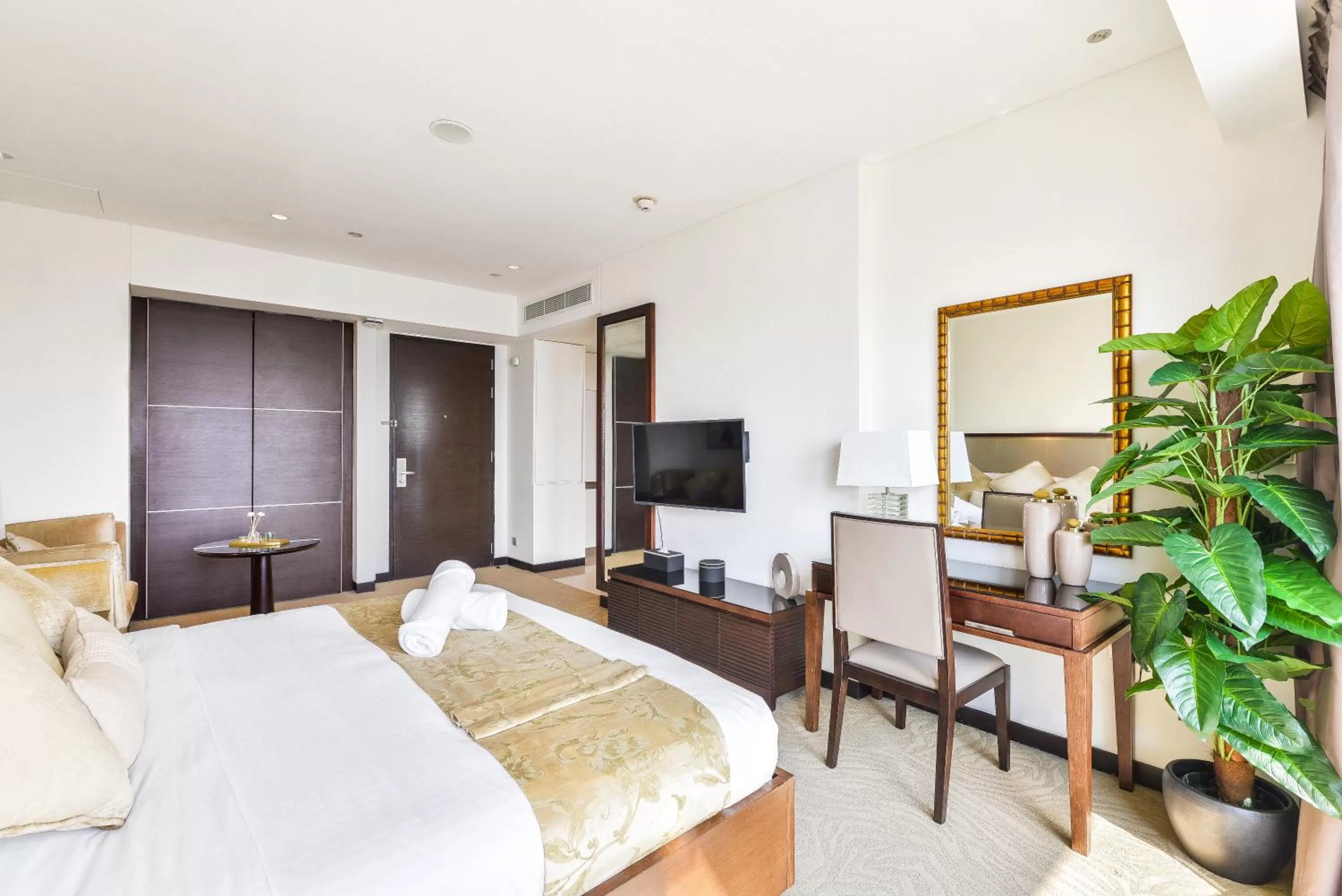 Photo of the whole room, Bed in Emaar Residences Dubai Marina by Qstay - formerly Address Dubai Marina