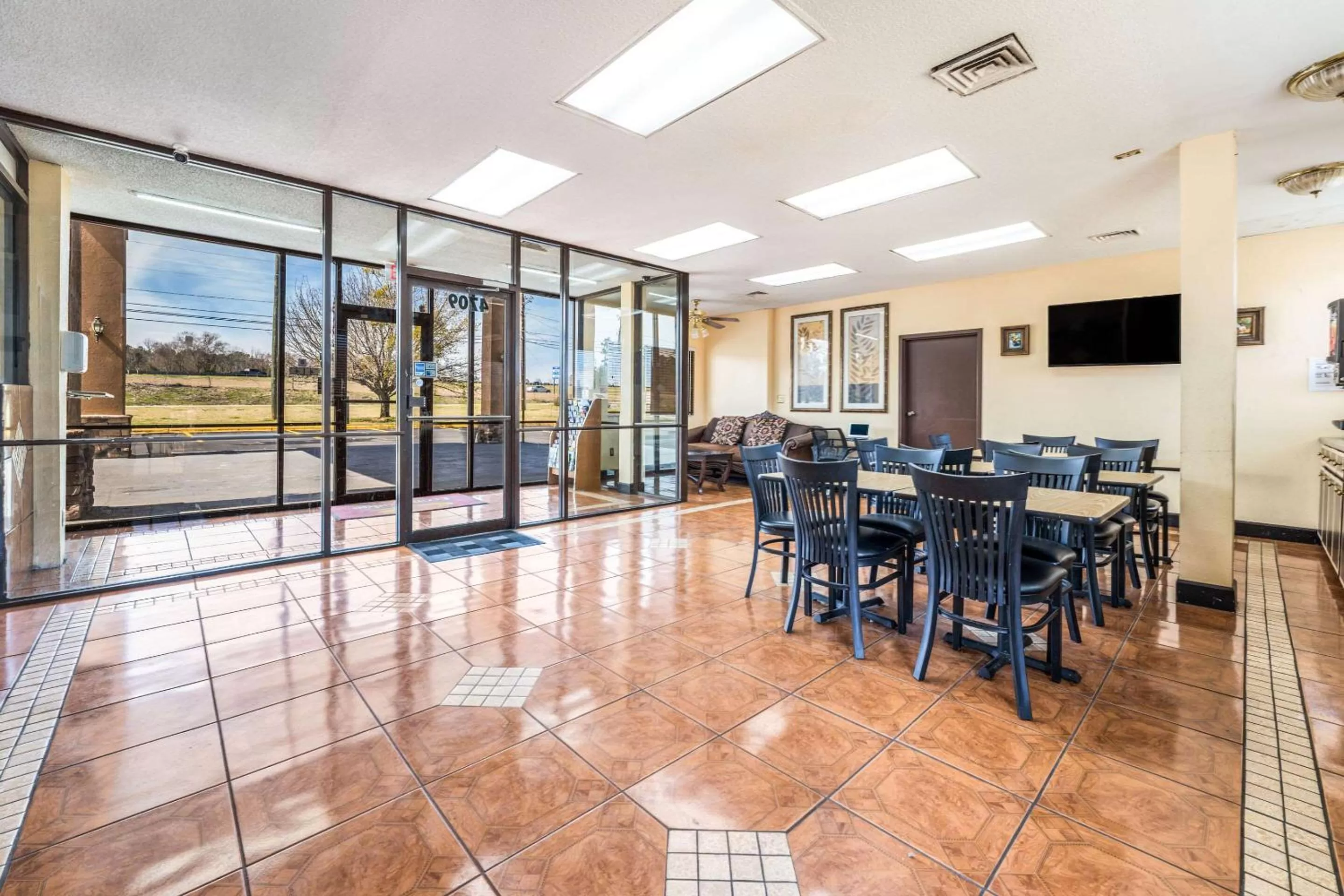 Lobby or reception in Econo Lodge Inn & Suites Macon West