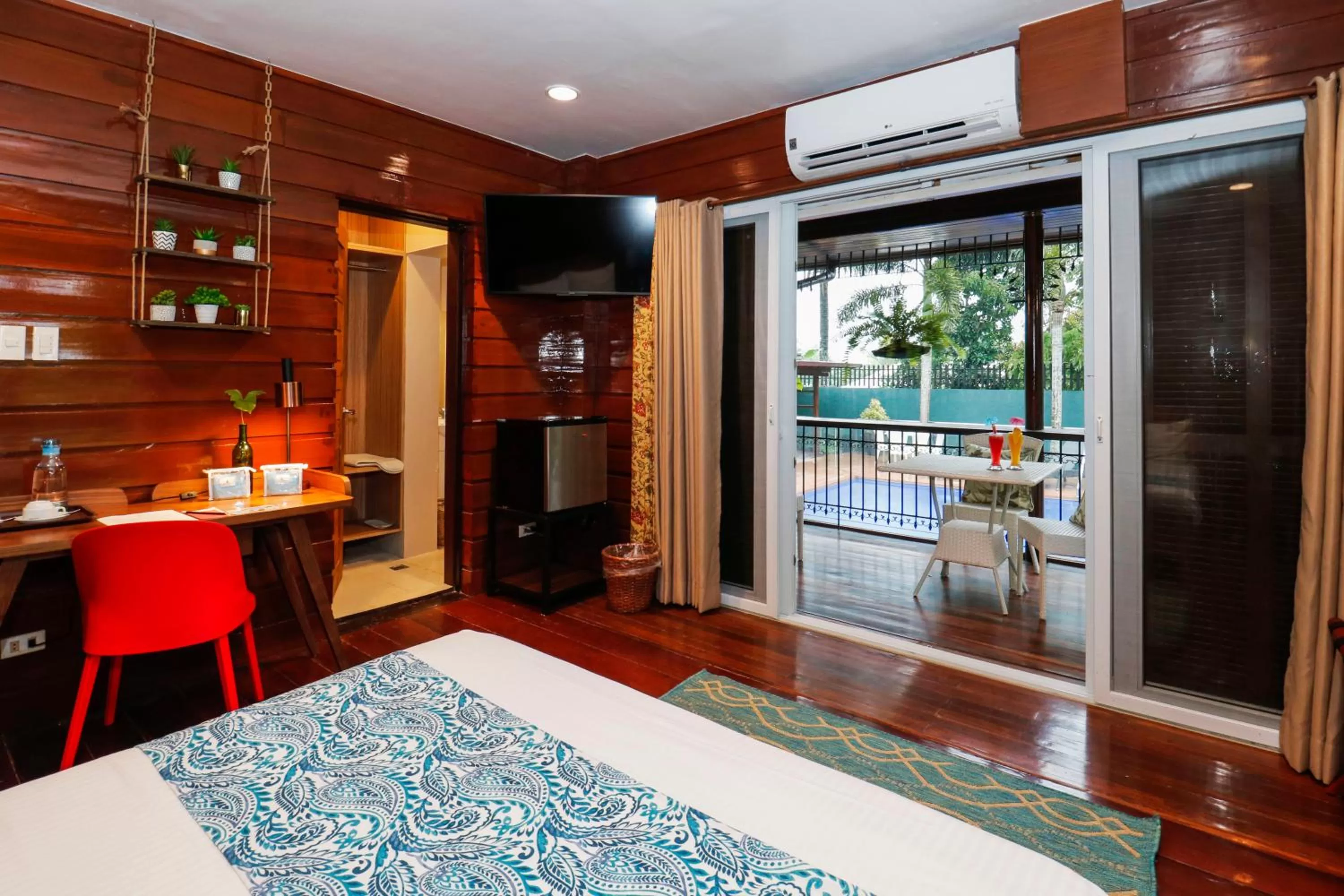 Coffee/tea facilities, Bed in Hotel Kimberly Tagaytay