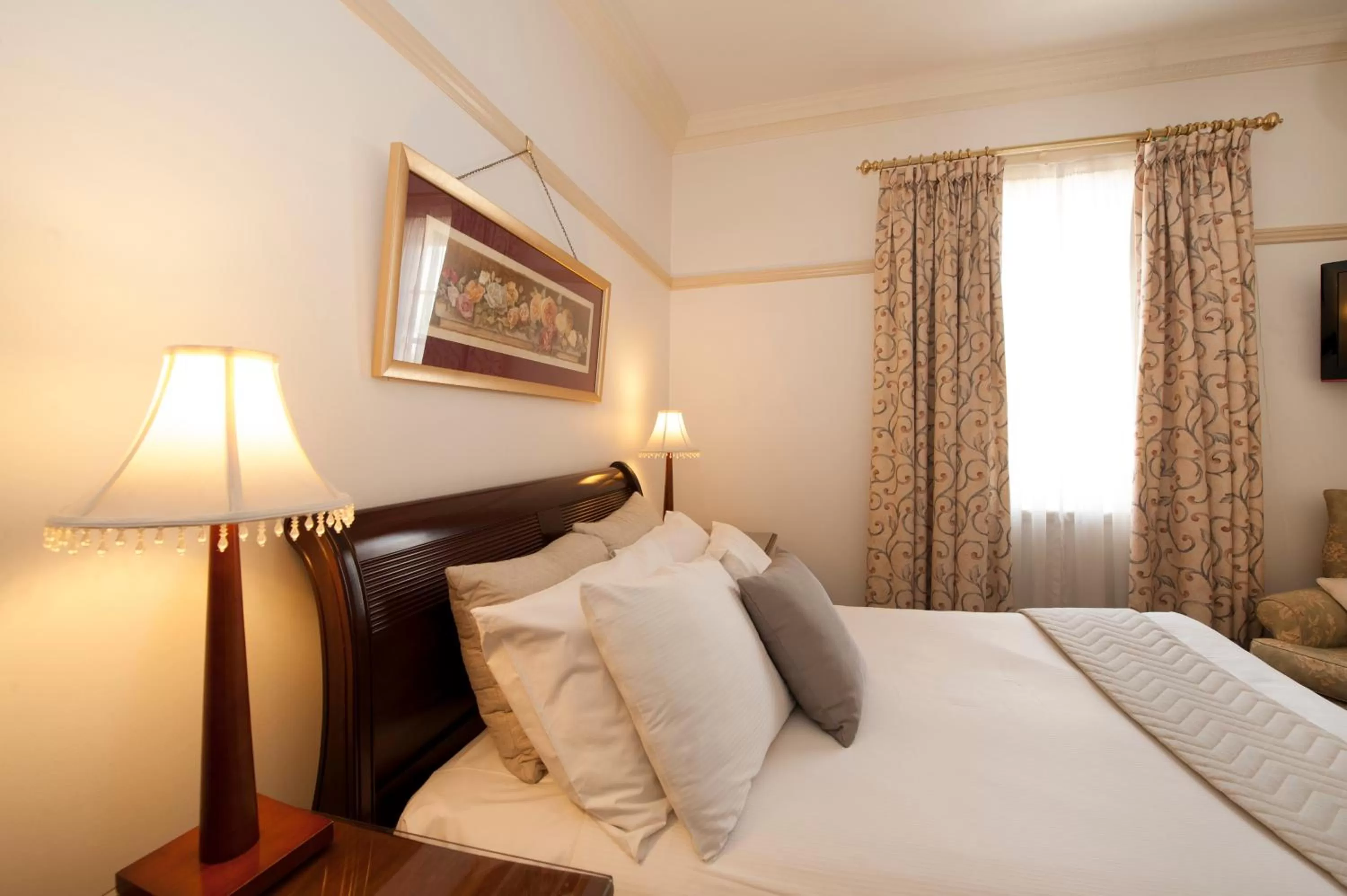 Day, Bed in Cobb & Co Court Boutique Hotel