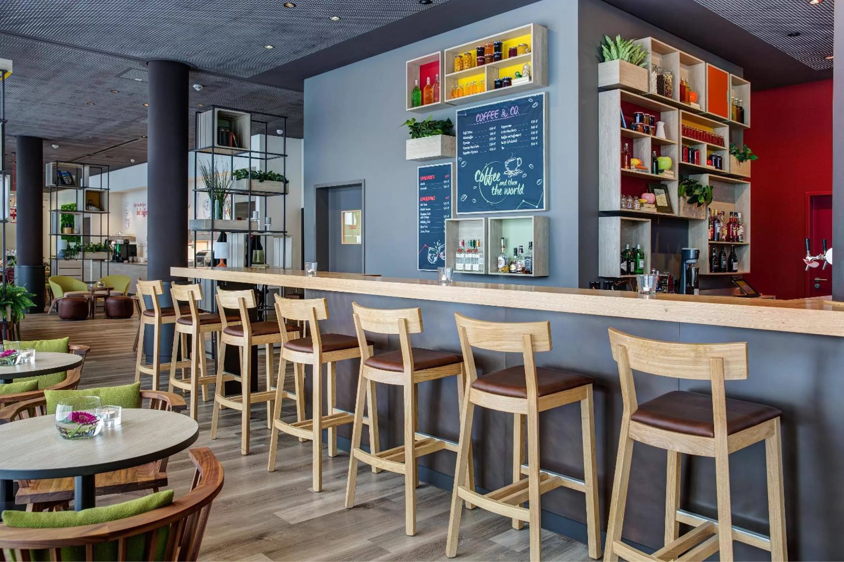 Lounge or bar in IntercityHotel Duisburg