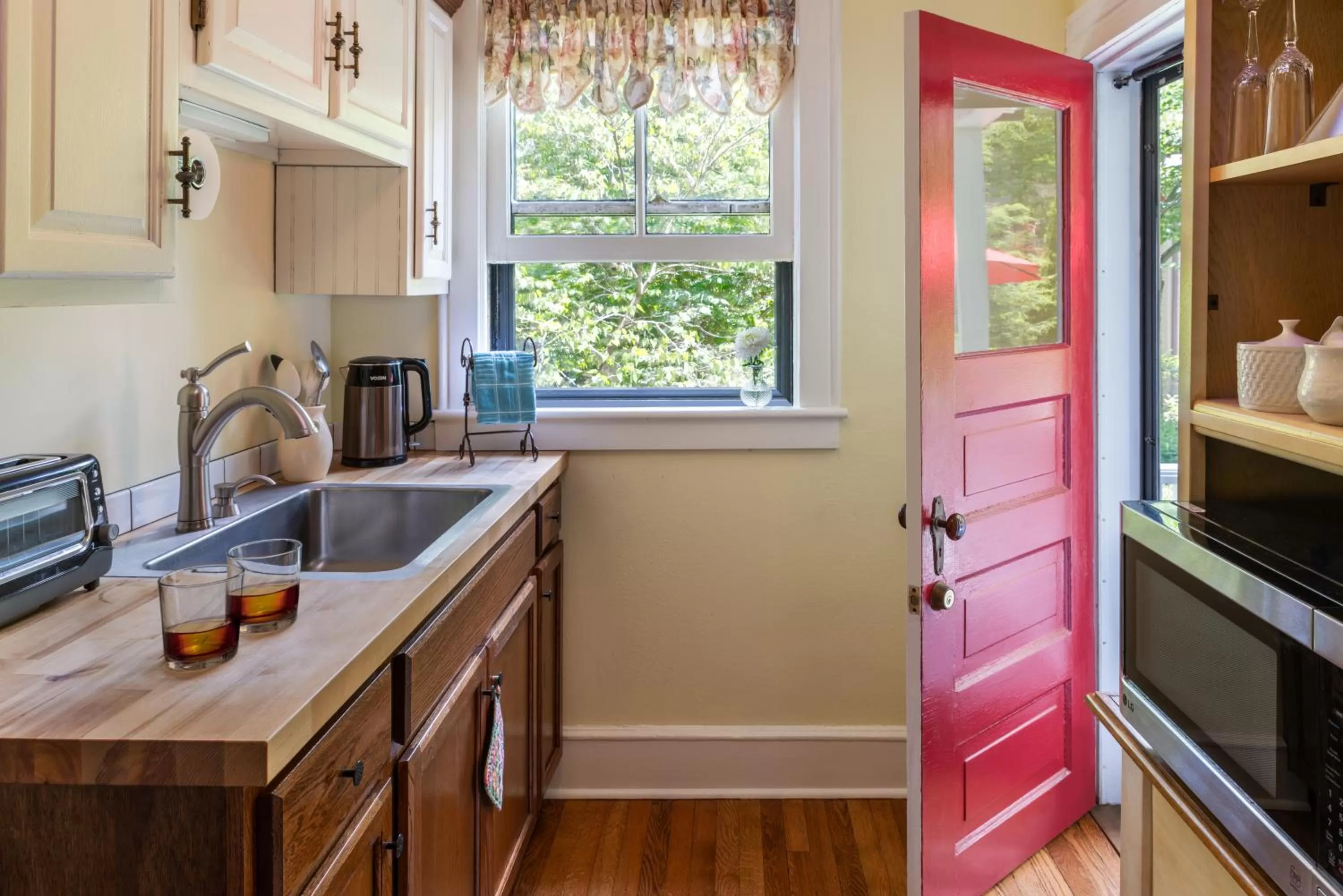 Kitchen or kitchenette, Kitchen/Kitchenette in The 1899 Wright Inn & Carriage House