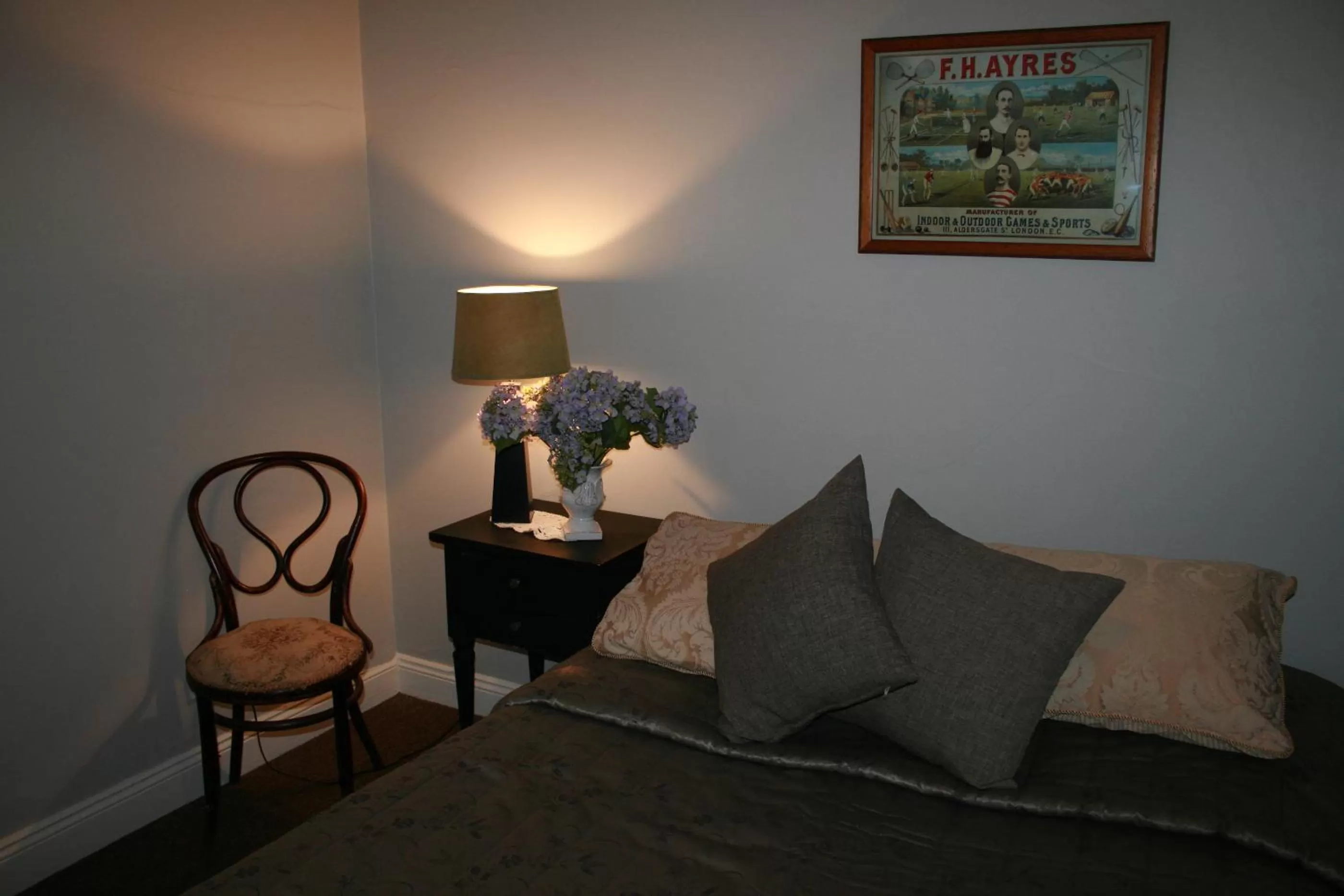 Bedroom in Southern Railway Hotel Goulburn