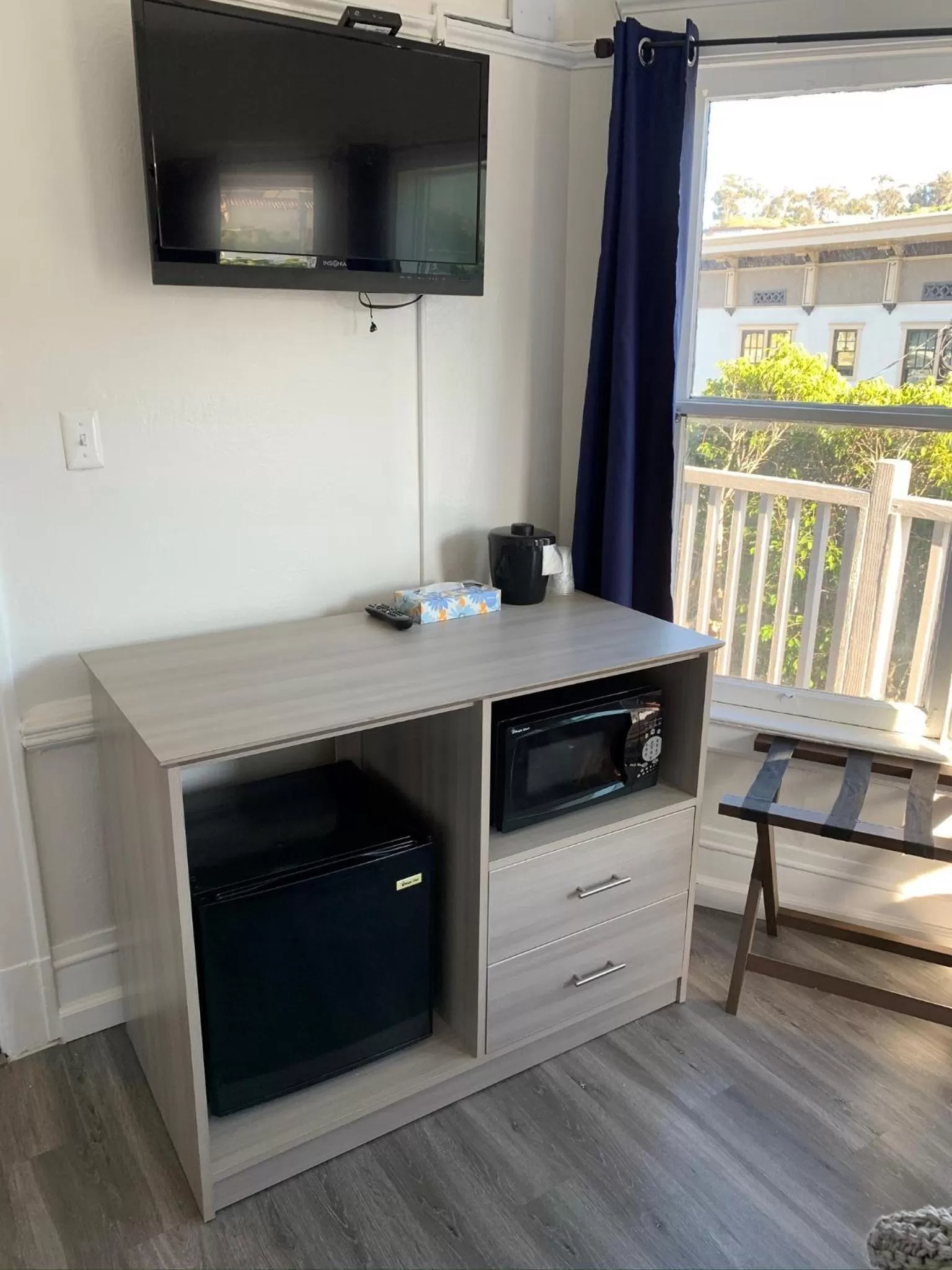 TV and multimedia, TV/Entertainment Center in Hermosa Hotel