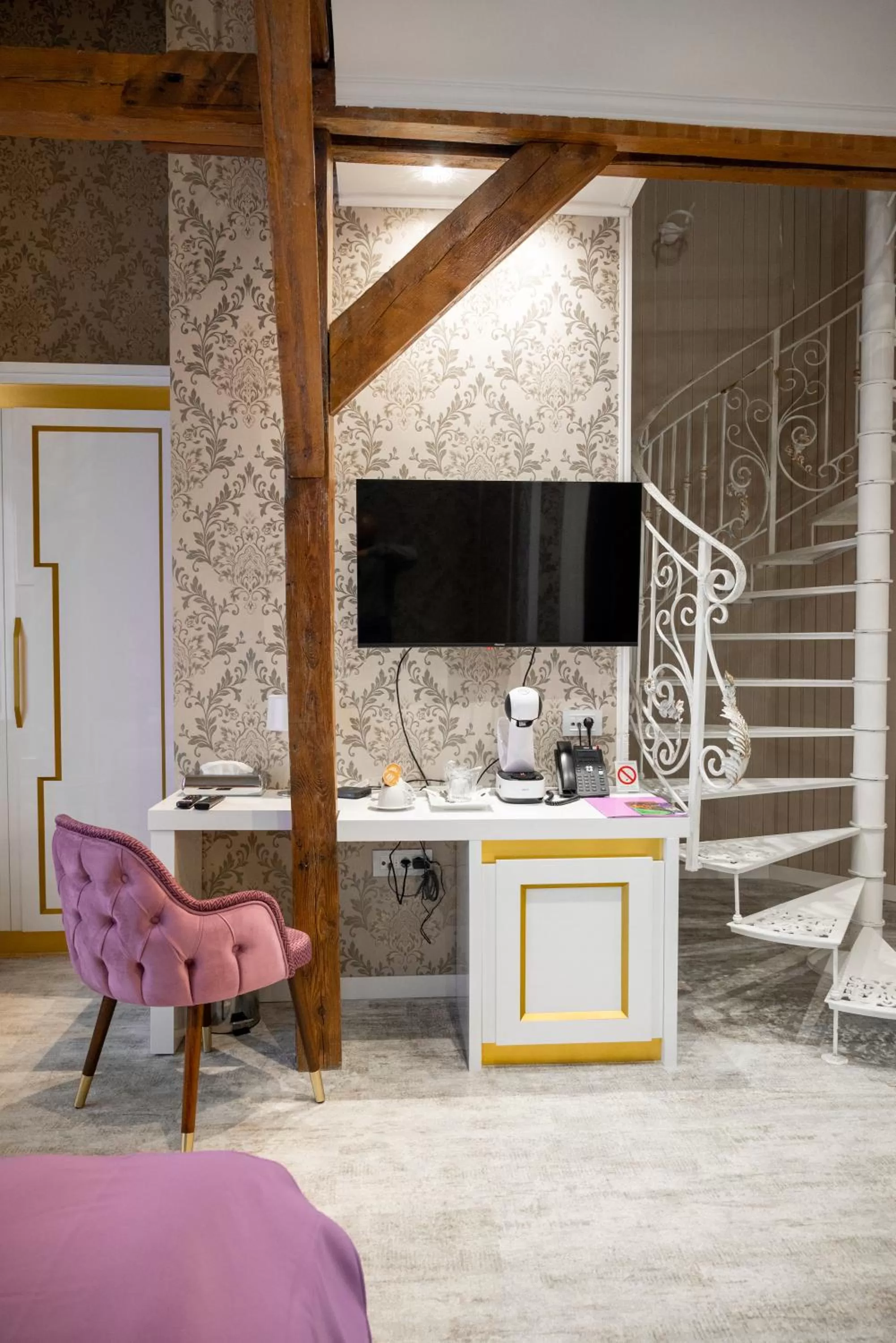 TV and multimedia in Queen Palace