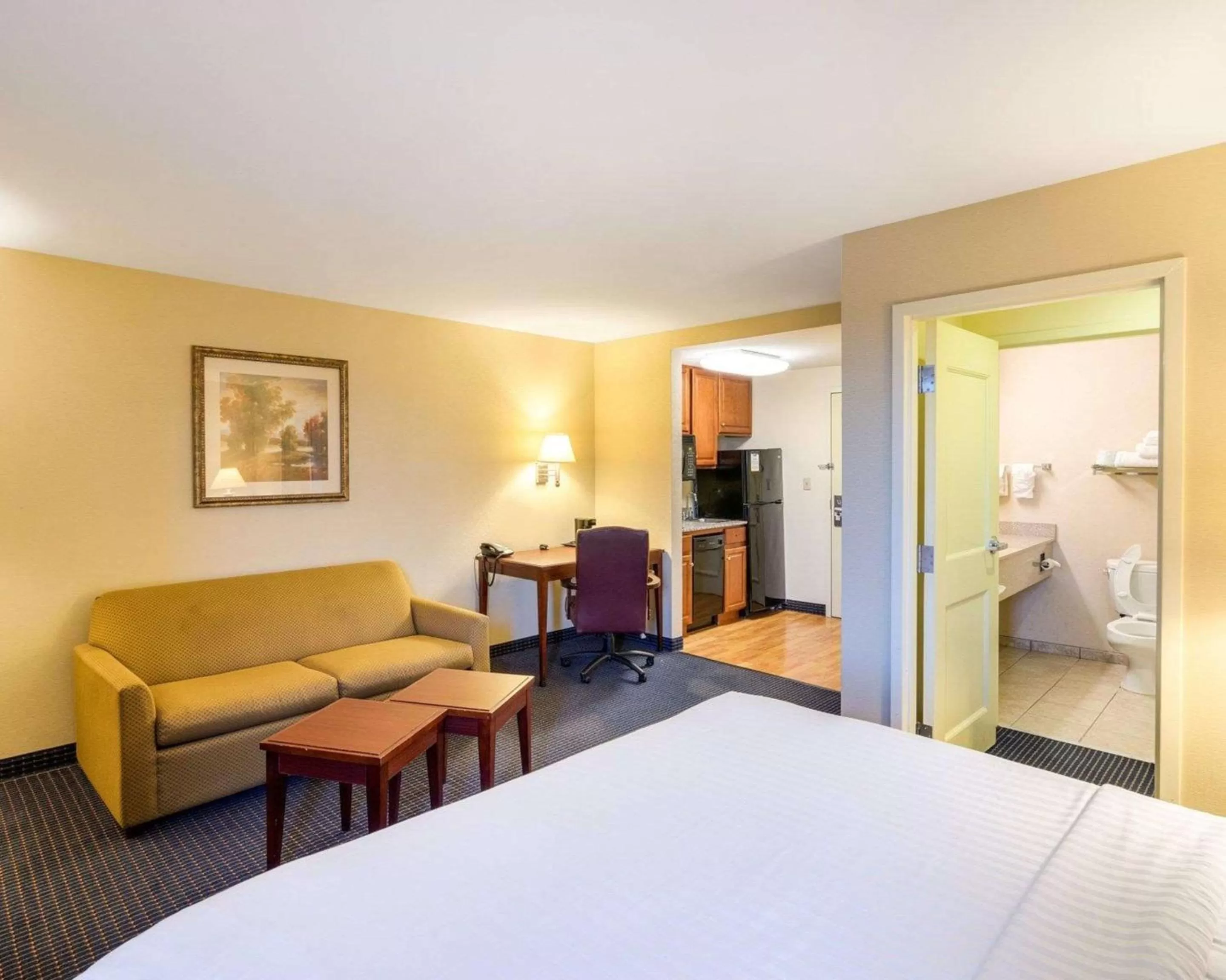 Photo of the whole room, Bed in Mainstay Suites Dover