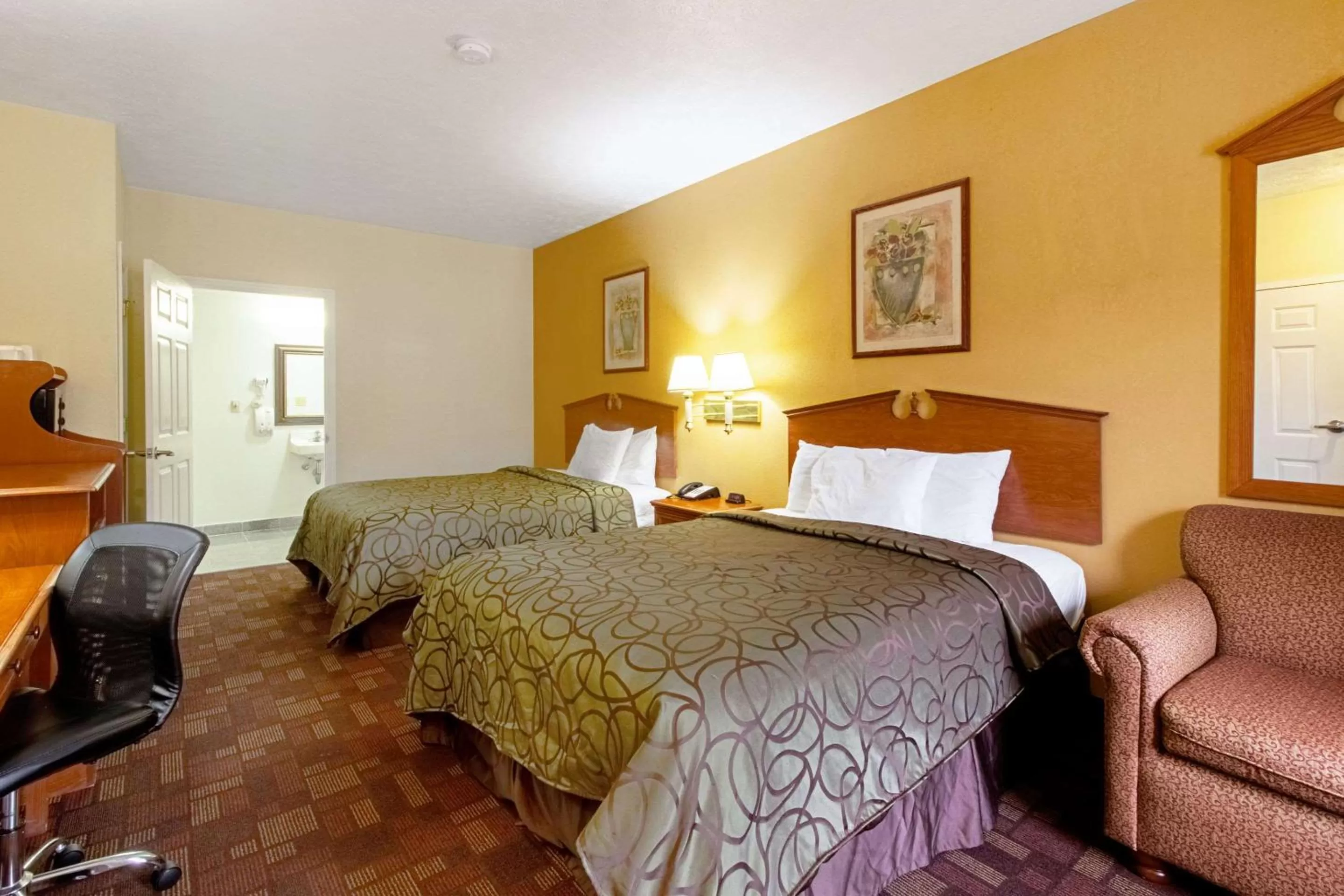 Photo of the whole room, Bed in Quality Inn & Suites Dickson