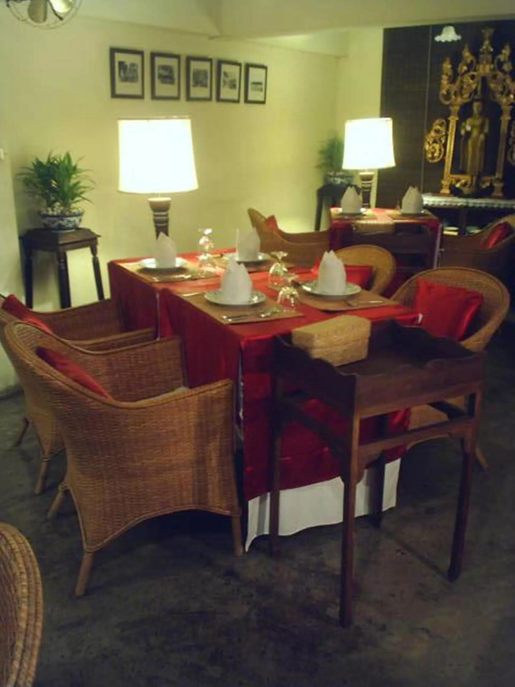 Restaurant/places to eat in Tri Yaan Na Ros Colonial House