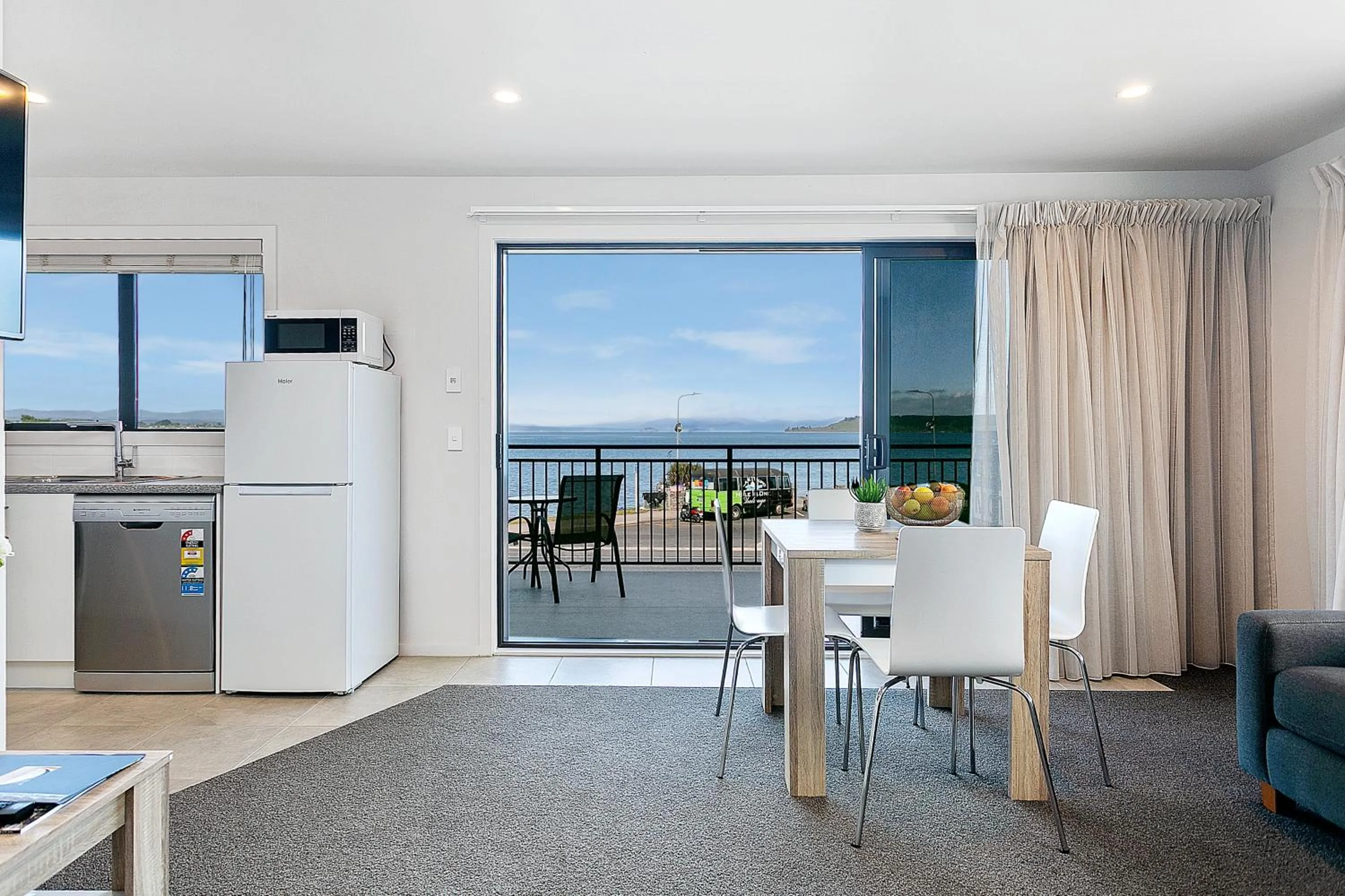 Balcony/Terrace in Acacia Lake View Motel