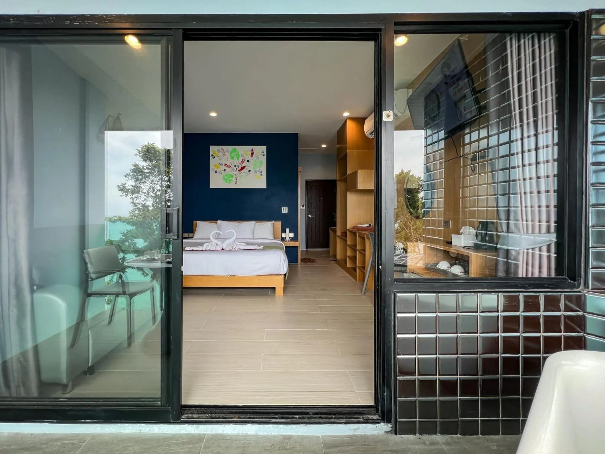 Photo of the whole room, Bed in Cliff Lanta Suite-Koh Lanta Krabi