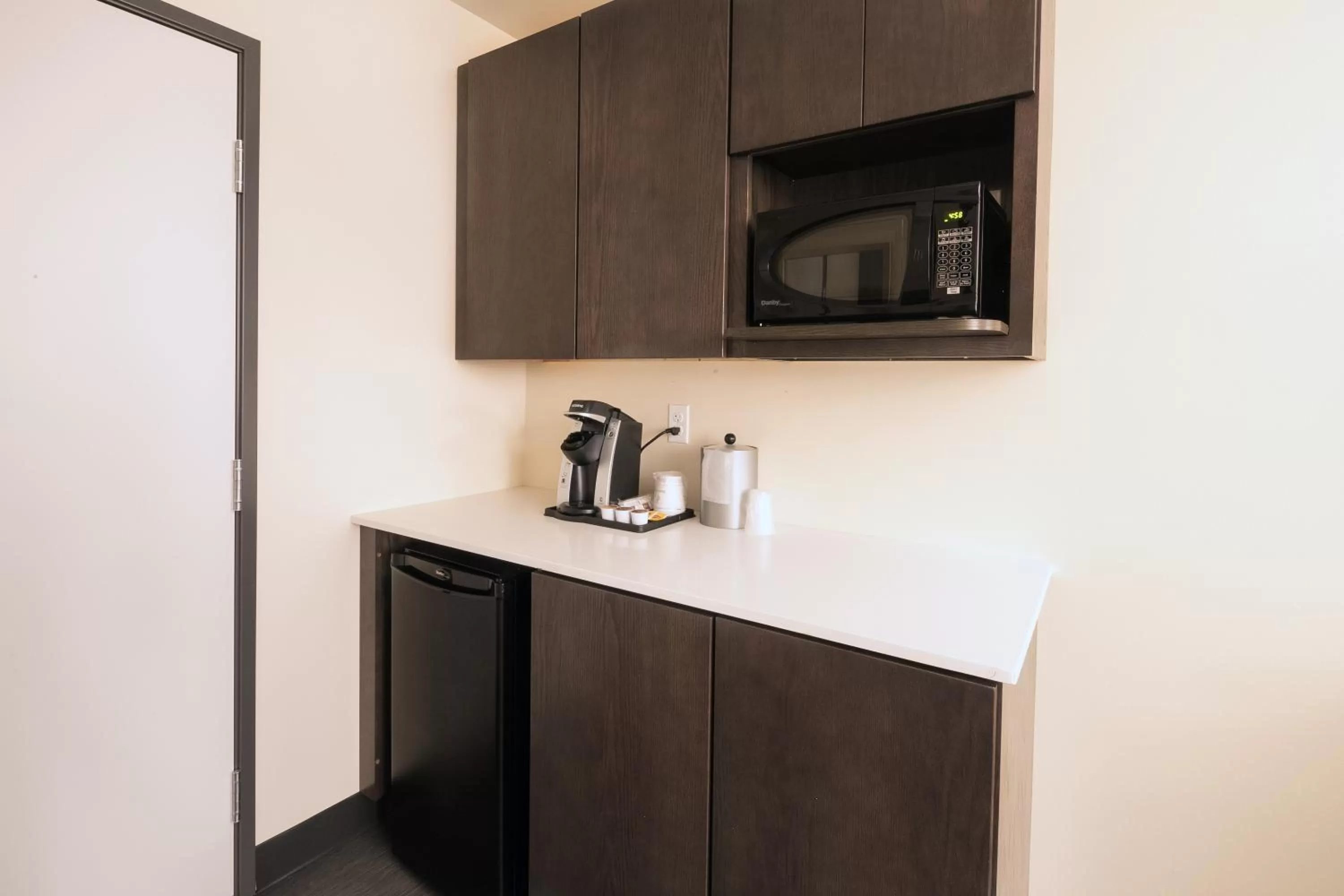 Communal lounge/ TV room in Holiday Inn & Suites Detroit - Troy by IHG