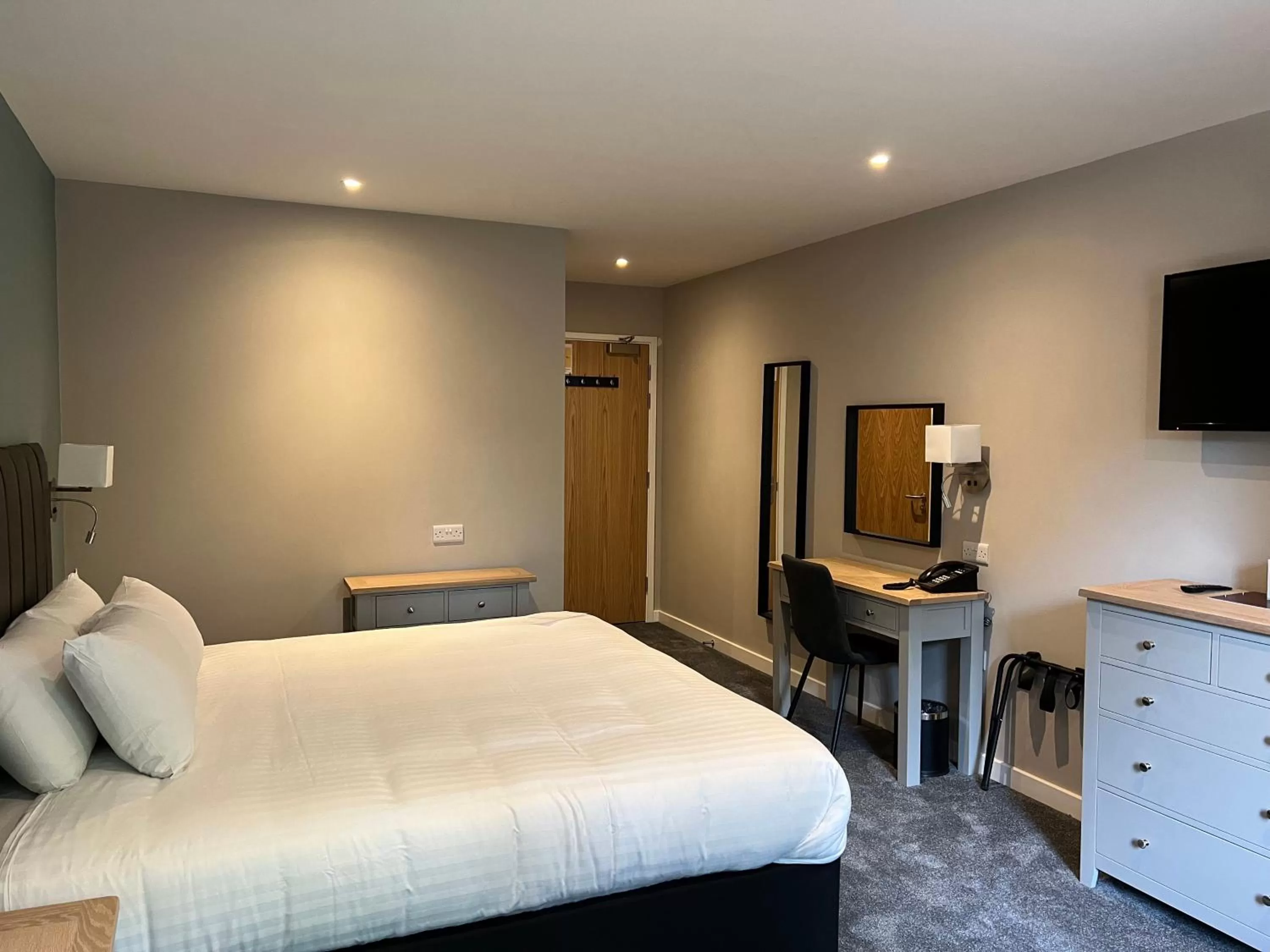 Bedroom, Bed in South Lawn Hotel